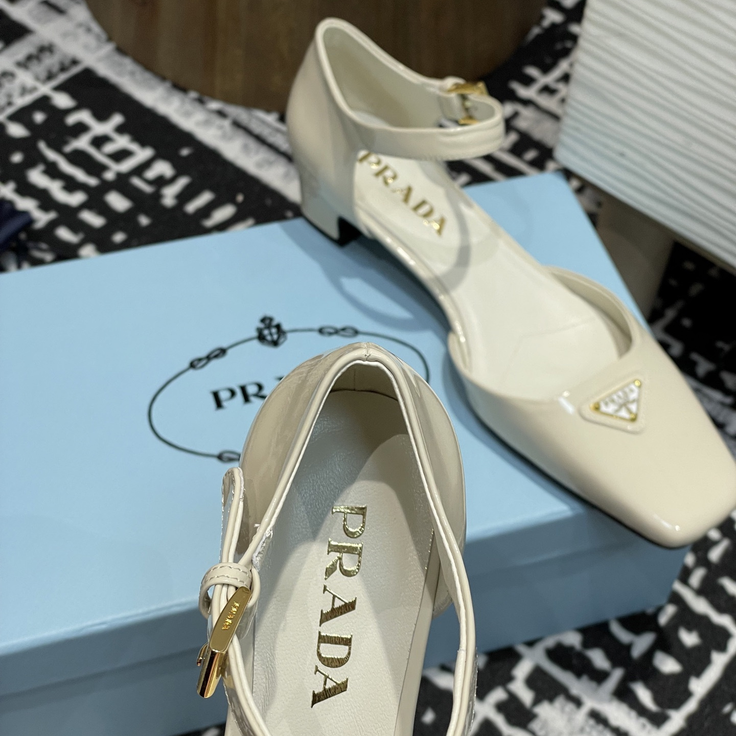 高仿Prada*1l325M方頭粗跟涼鞋3.5CM白色免檢版