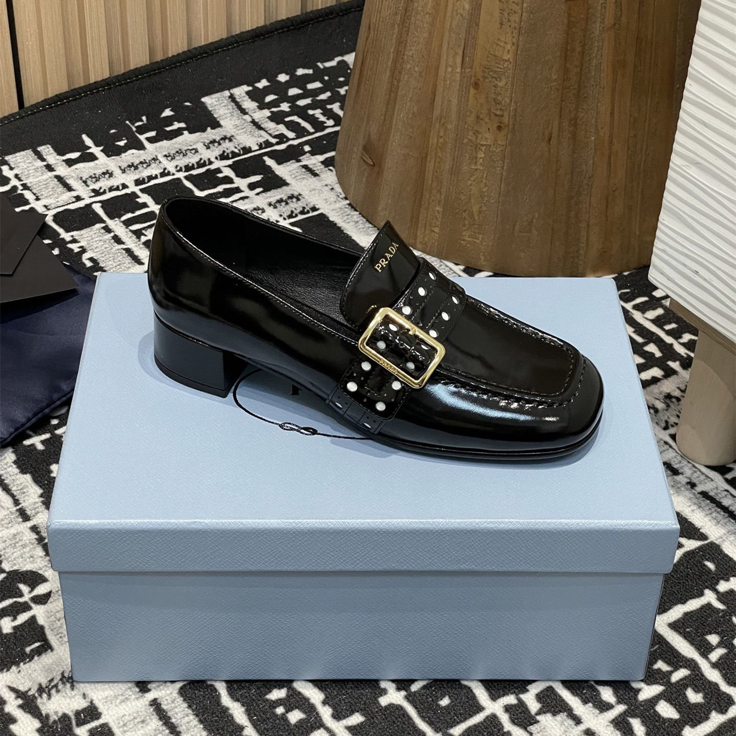 高仿Prada*1D831M方頭套腳樂福鞋3.5CM漆皮黑色免檢版