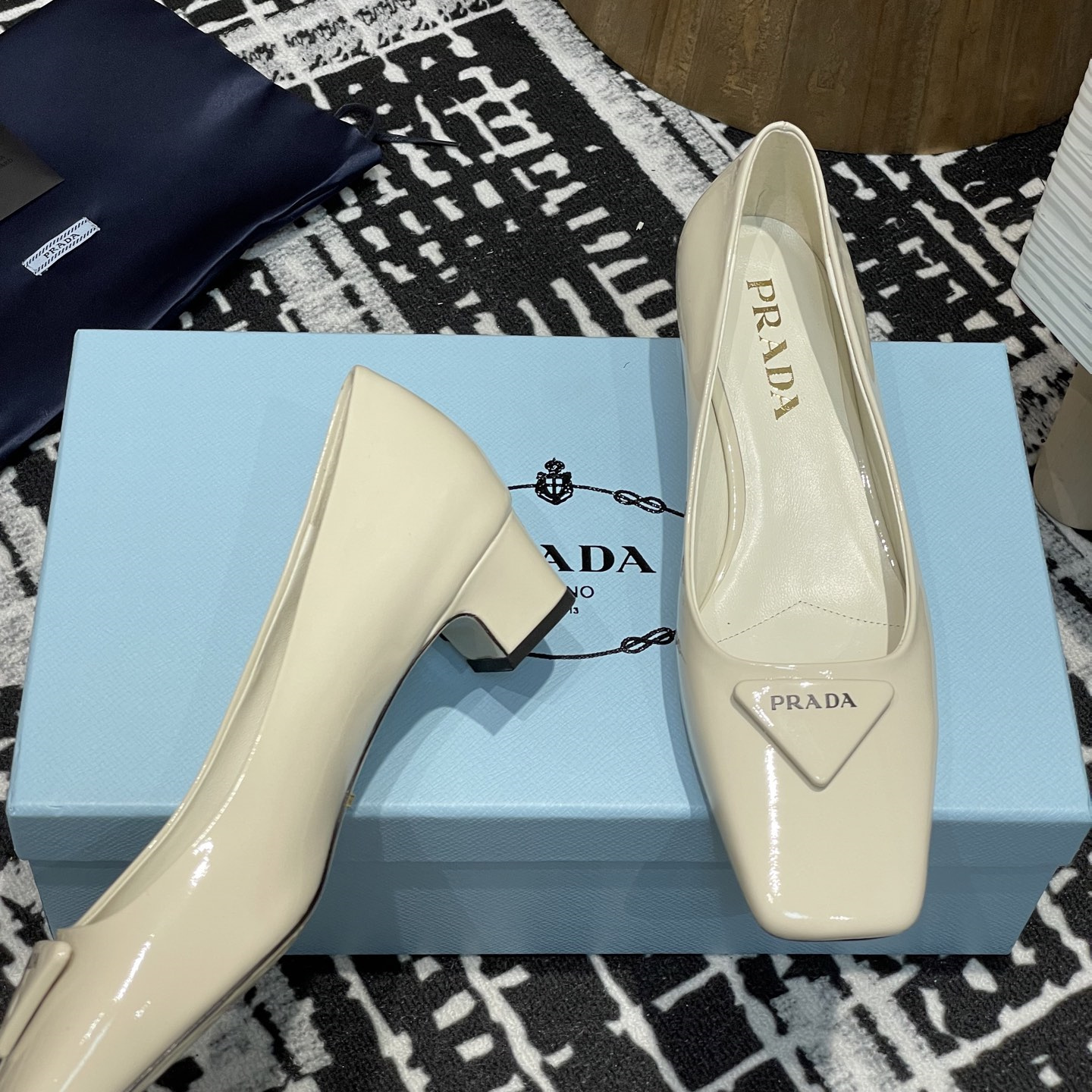 高仿Prada*1l628B方頭粗跟單鞋3.5CM白色免檢版