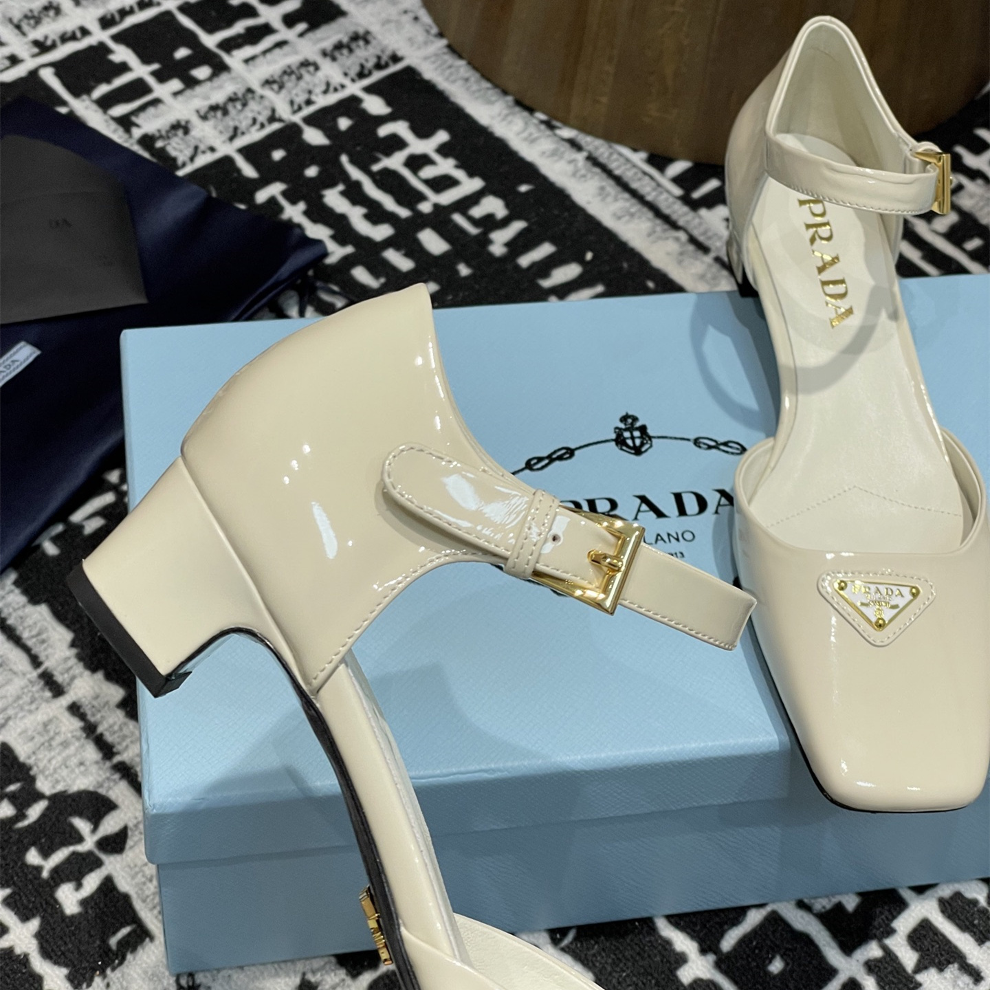 高仿Prada*1l325M方頭粗跟涼鞋3.5CM白色免檢版