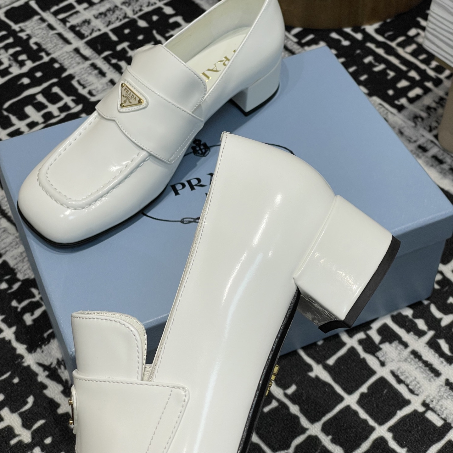 高仿Prada*1D831N方頭套腳樂福鞋3.5CM漆皮白色免檢版