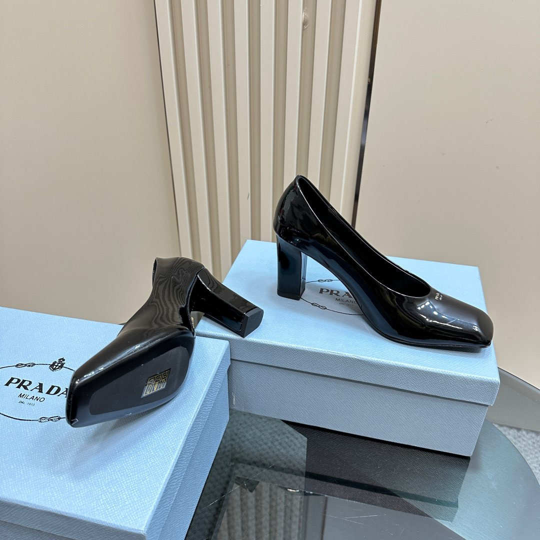 高仿Prada*1I837N方頭粗跟高踭鞋8.5CM漆皮黑色免檢版
