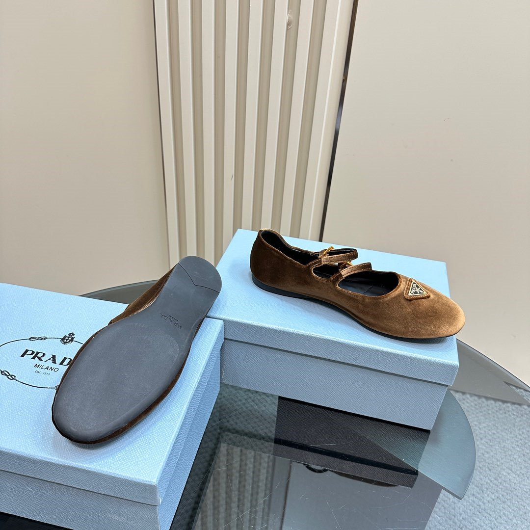 高仿Prada*1F793S圓頭塔扣瑪麗珍鞋絨面棕色免檢版