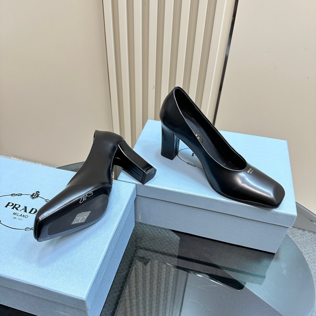 高仿Prada*1I837A方頭粗跟高踭鞋8.5CM小牛皮黑色免檢版