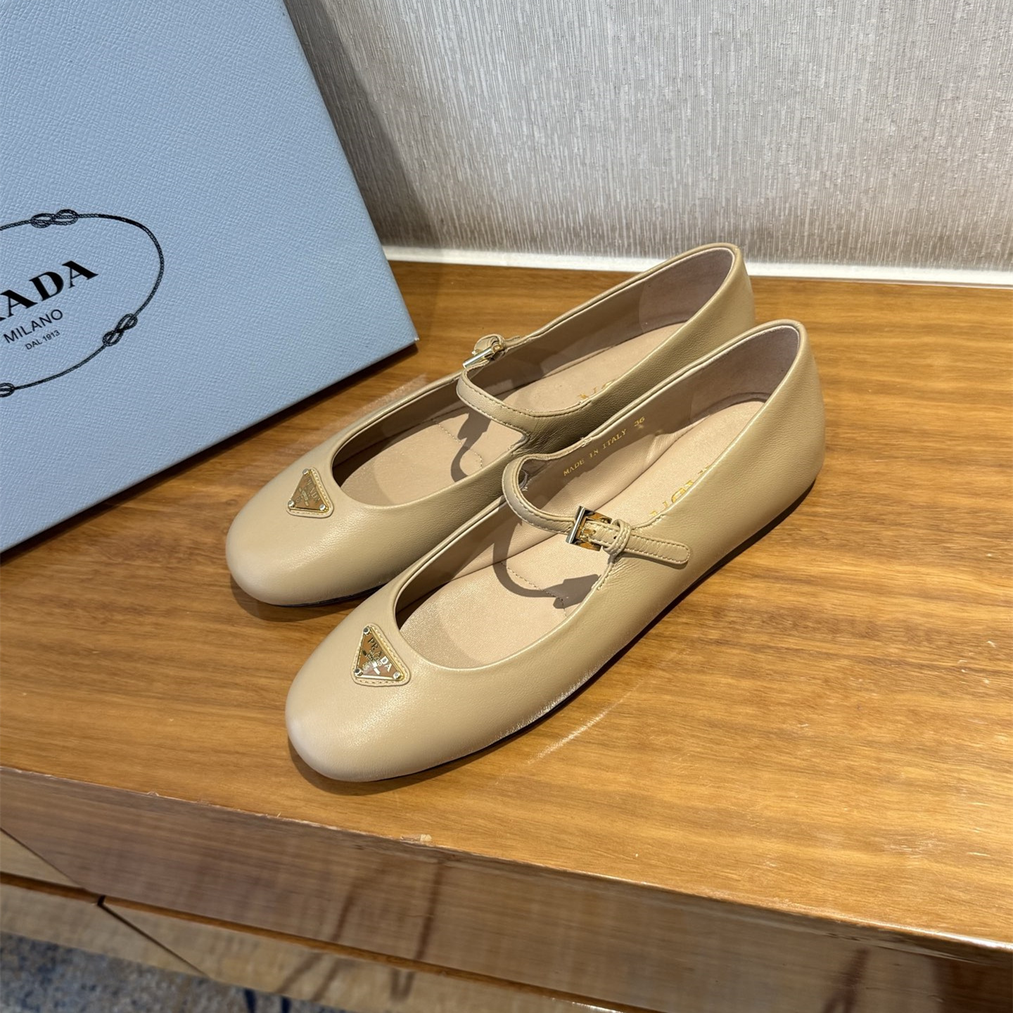 高仿Prada*NewArrival系列1F567M平底瑪麗珍鞋小牛皮膚色免檢版