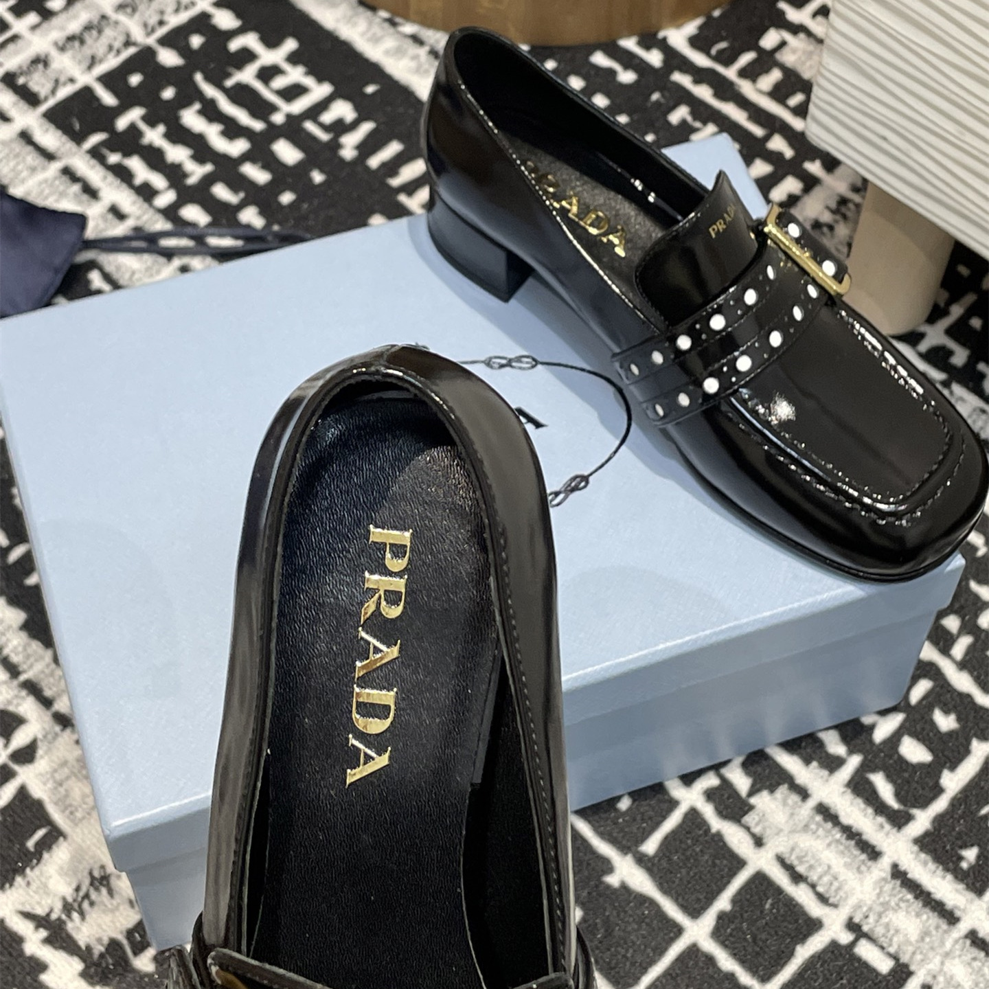 高仿Prada*1D831M方頭套腳樂福鞋3.5CM漆皮黑色免檢版