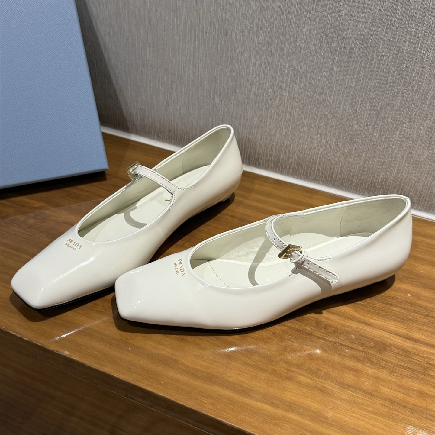 高仿Prada*1F826M方頭皮質塔扣平跟單鞋白色免檢版