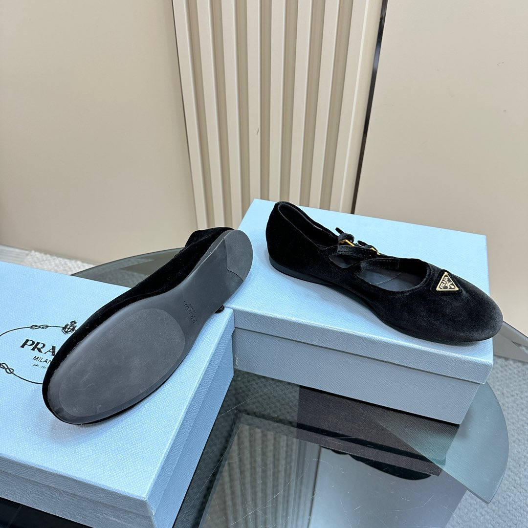 高仿Prada*1F793N圓頭塔扣瑪麗珍鞋絨面黑色免檢版