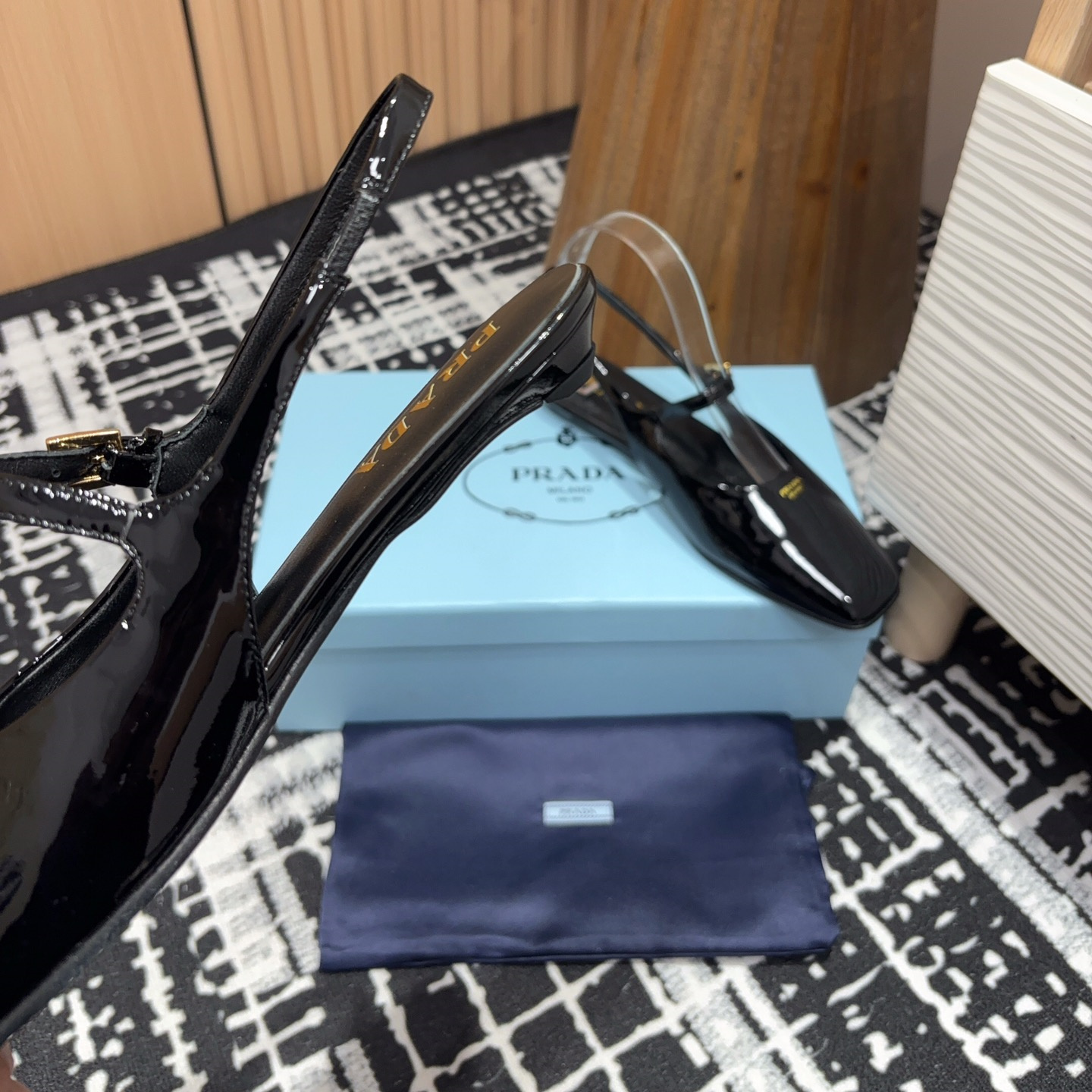 高仿Prada*1F828A方頭皮質塔扣休閒涼鞋漆皮黑色免檢版