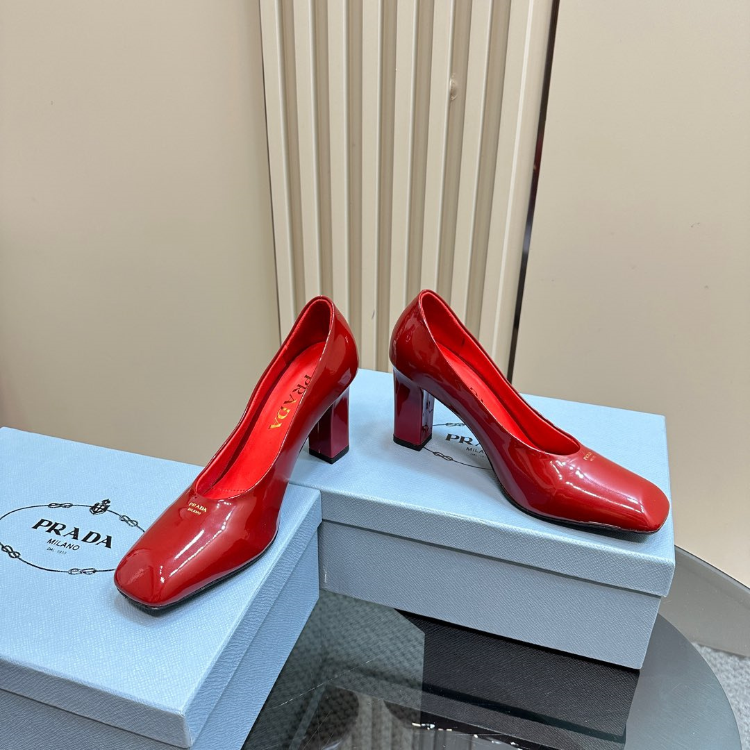 高仿Prada*1I837B方頭粗跟高踭鞋8.5CM漆皮紅色免檢版