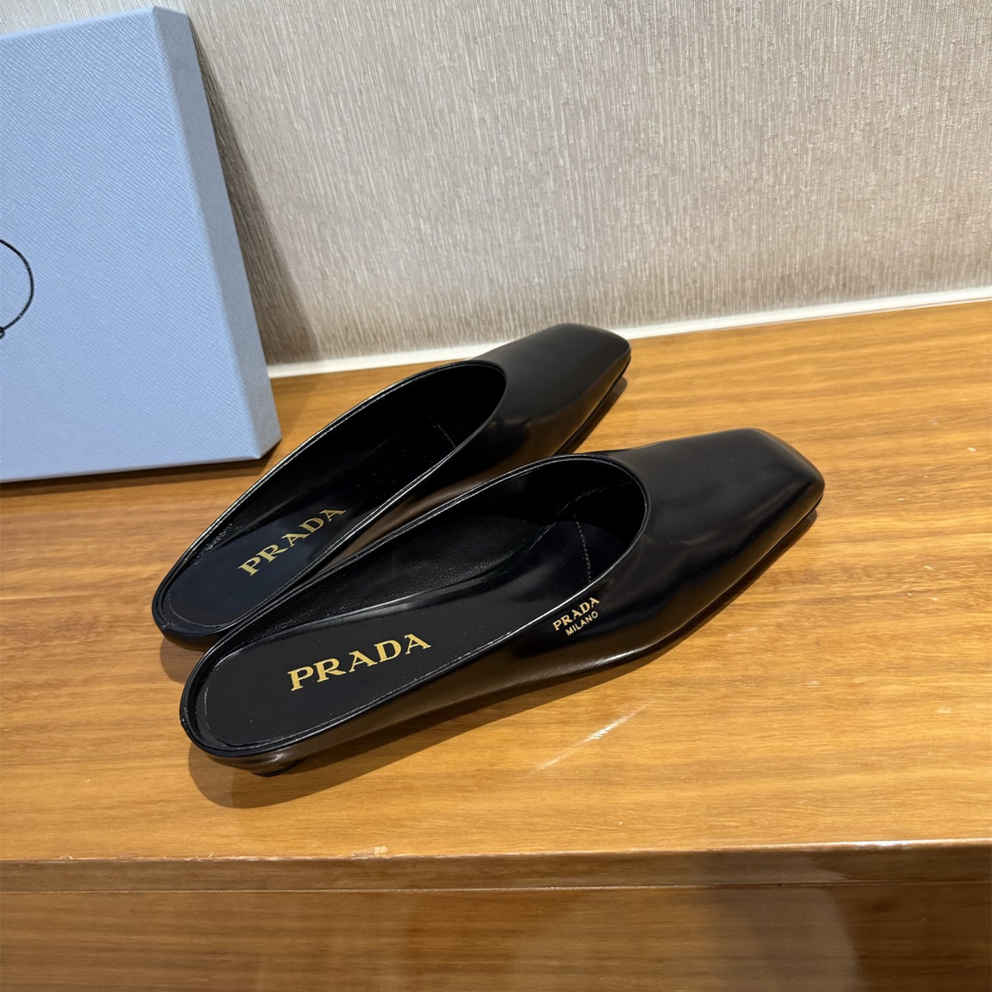 高仿Prada*1S825N方頭皮質休閒拖鞋黑色免檢版