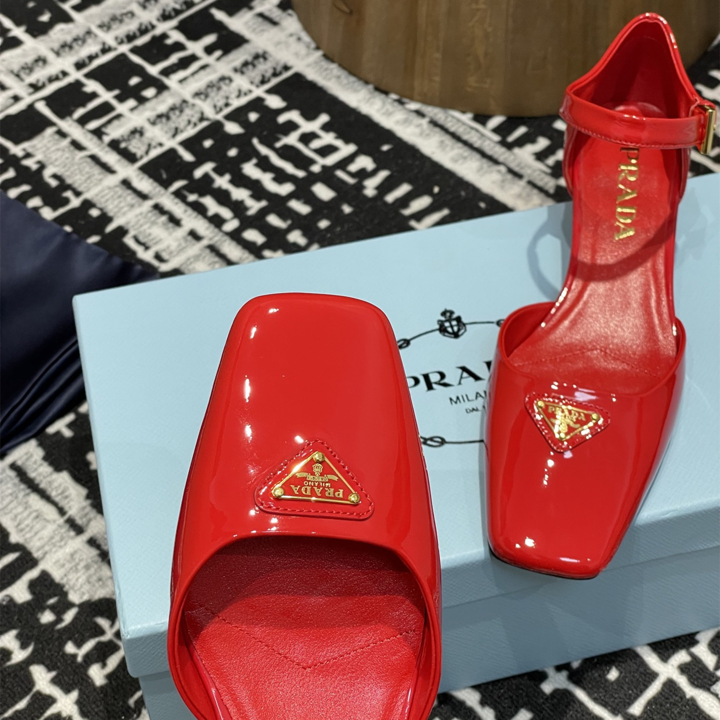 高仿Prada*1l325N方頭粗跟涼鞋3.5CM紅色免檢版
