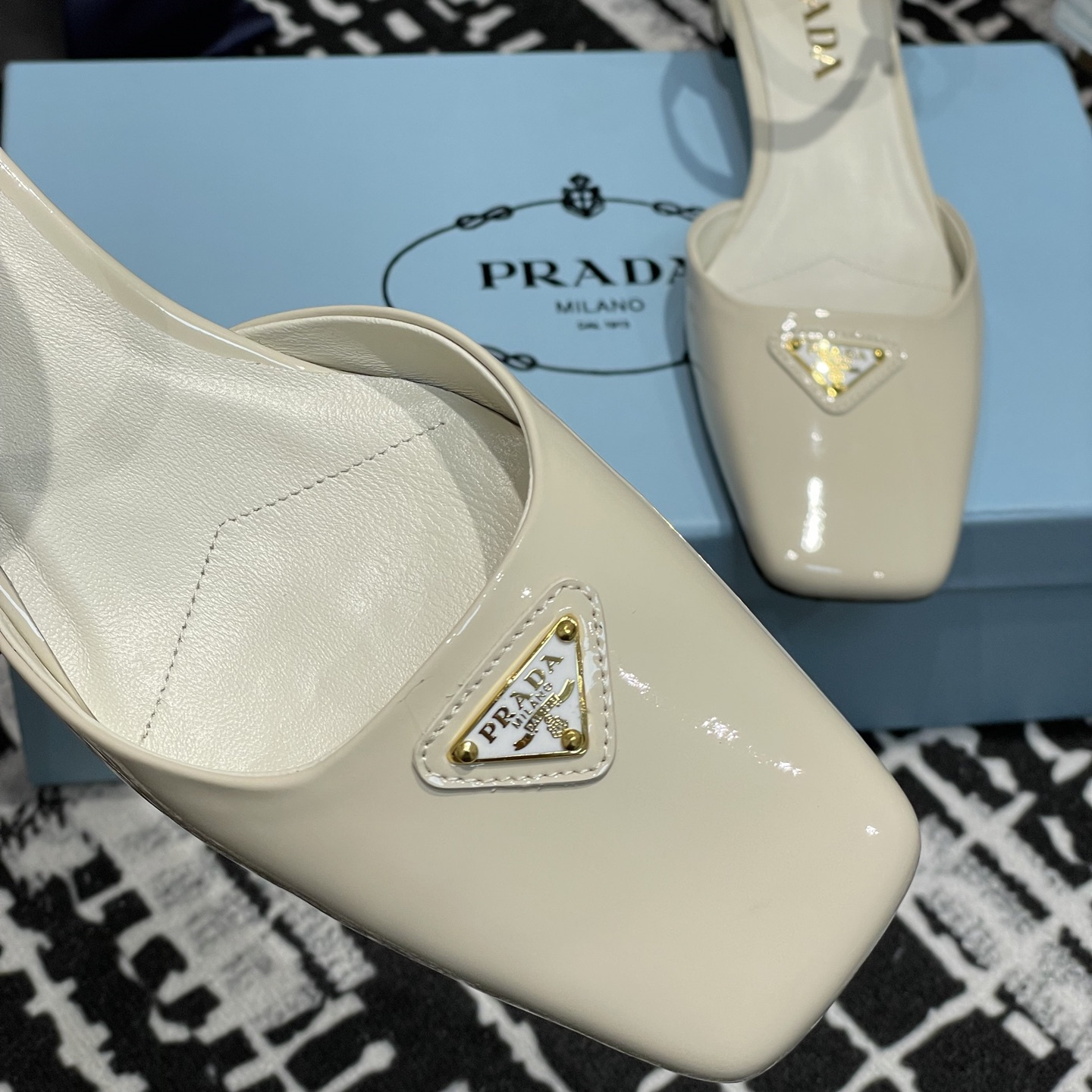 高仿Prada*1l325M方頭粗跟涼鞋3.5CM白色免檢版