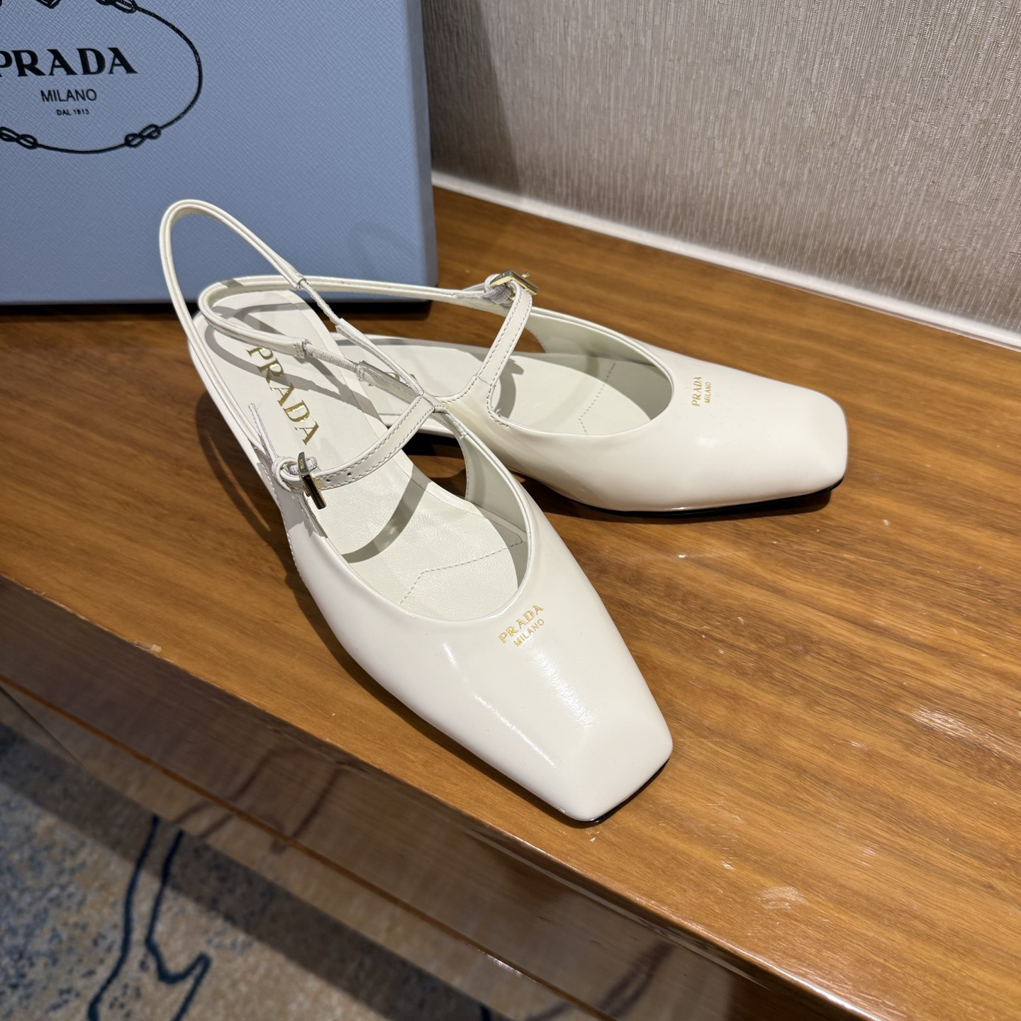 高仿Prada*1F828M方頭皮質塔扣休閒涼鞋白色免檢版