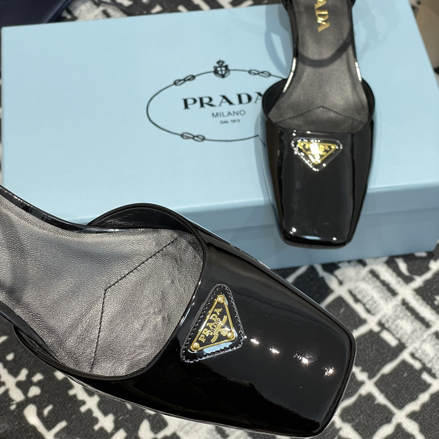 高仿Prada*1l601N方頭粗跟涼鞋3.5CM黑色免檢版