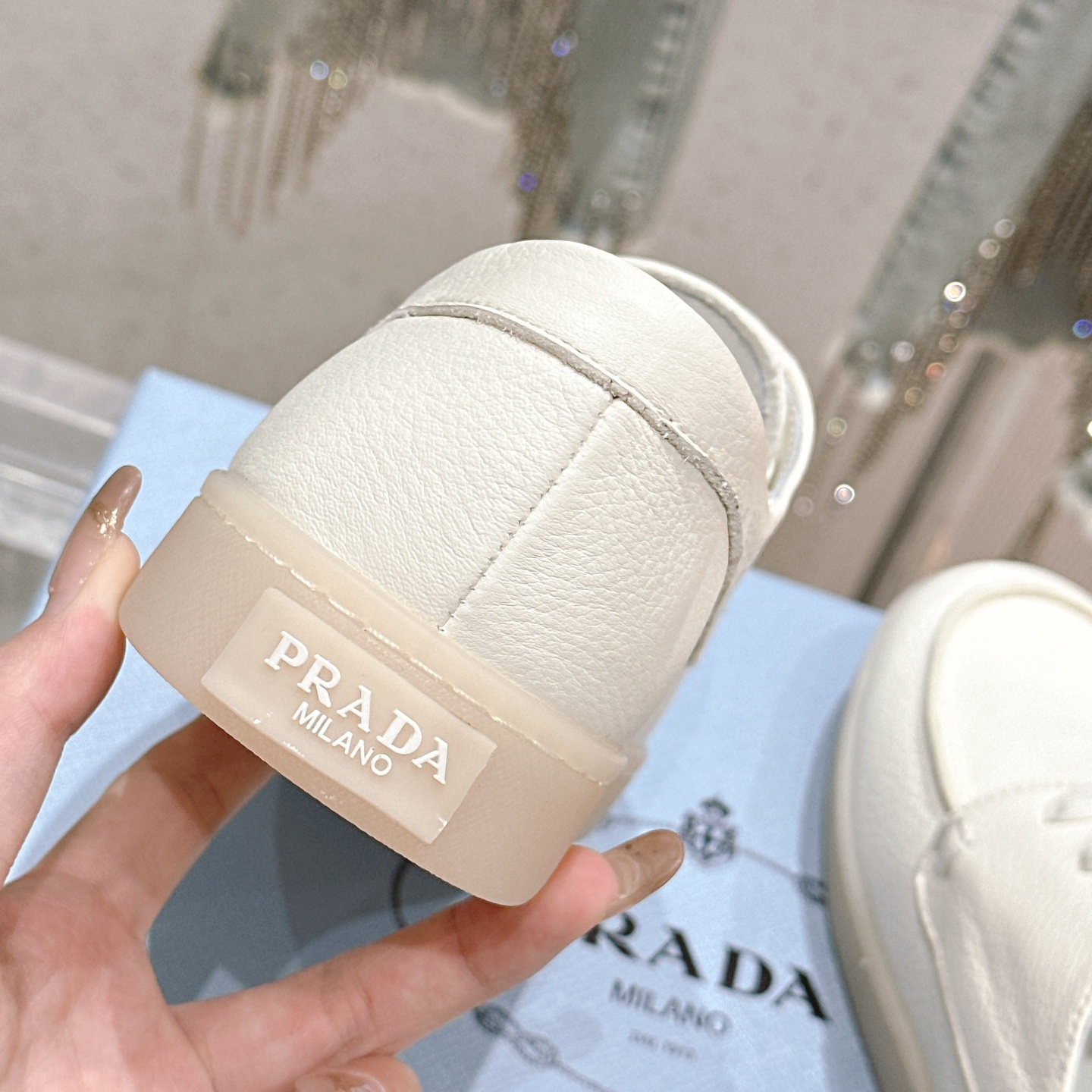 高仿Prada*2EE397B男女同款復古商務鞋白色免檢版