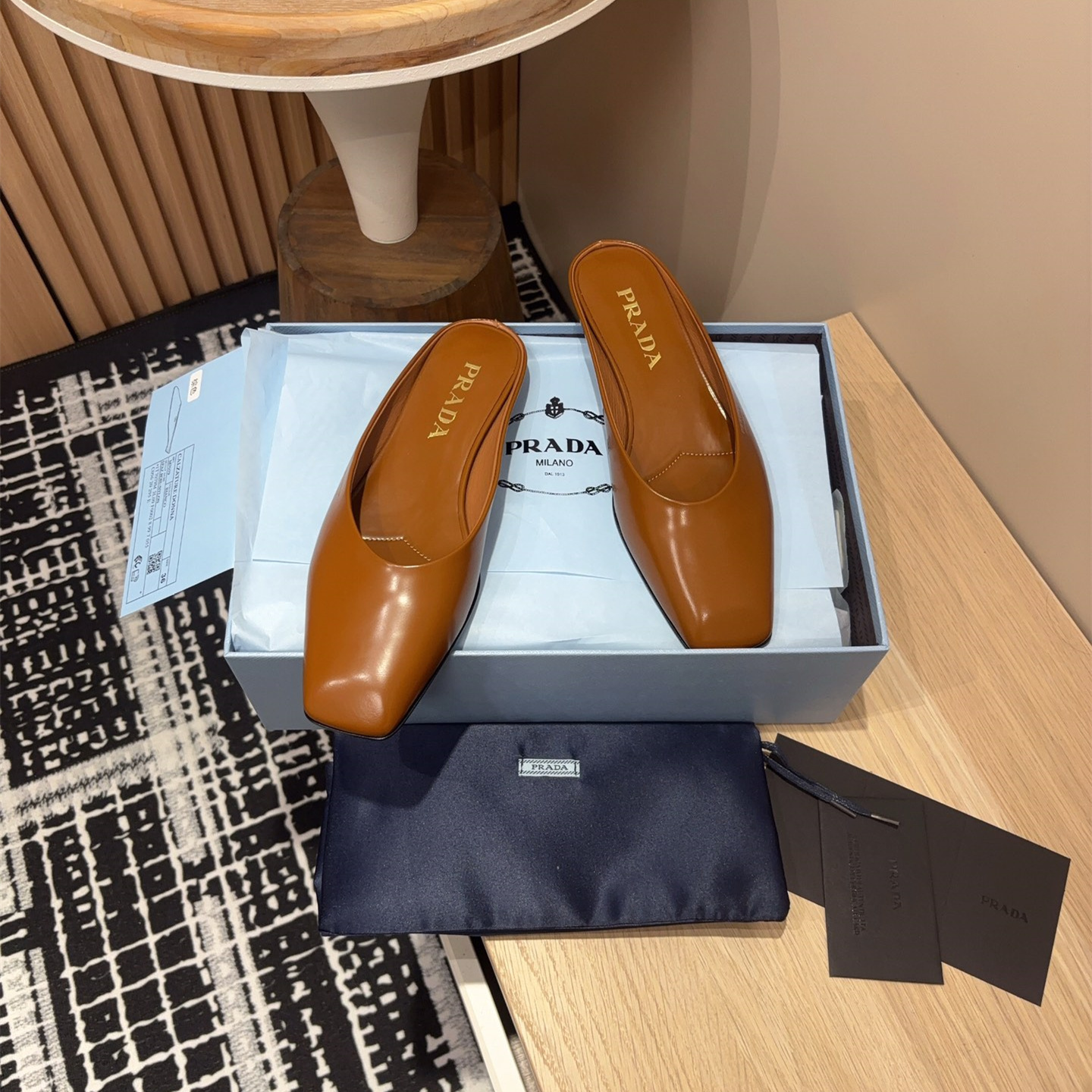 高仿Prada*1S825B方頭皮質休閒拖鞋棕色免檢版