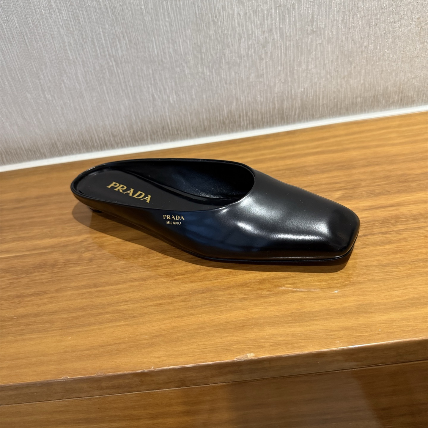 高仿Prada*1S825N方頭皮質休閒拖鞋黑色免檢版