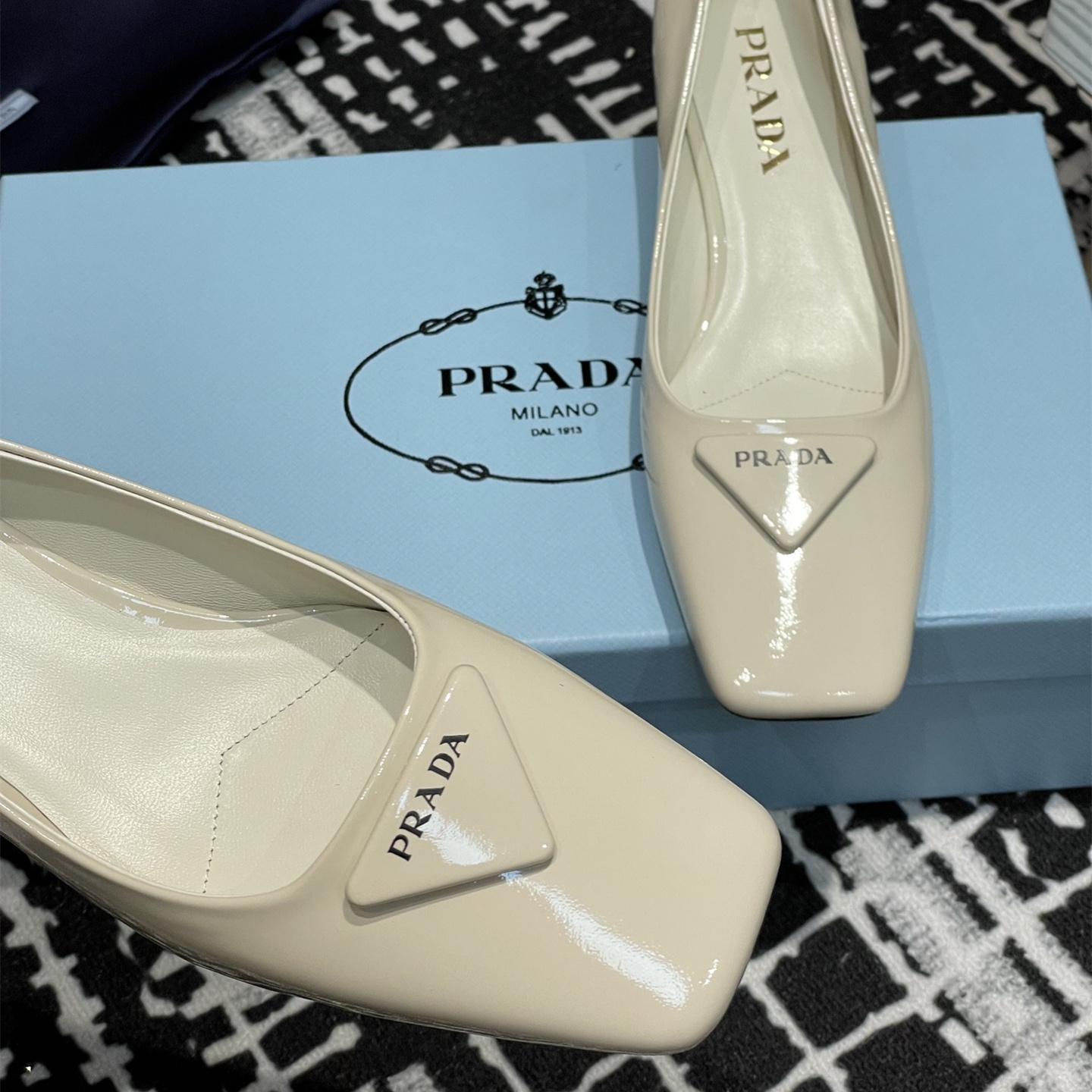 高仿Prada*1l628B方頭粗跟單鞋3.5CM白色免檢版