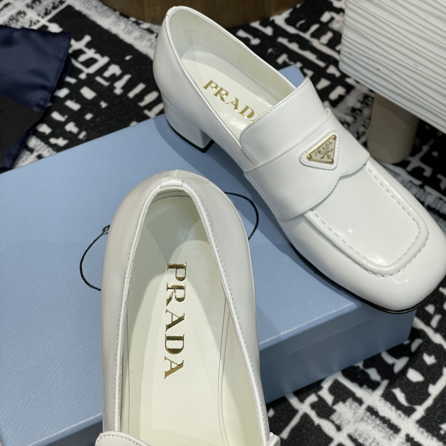高仿Prada*1D831N方頭套腳樂福鞋3.5CM漆皮白色免檢版