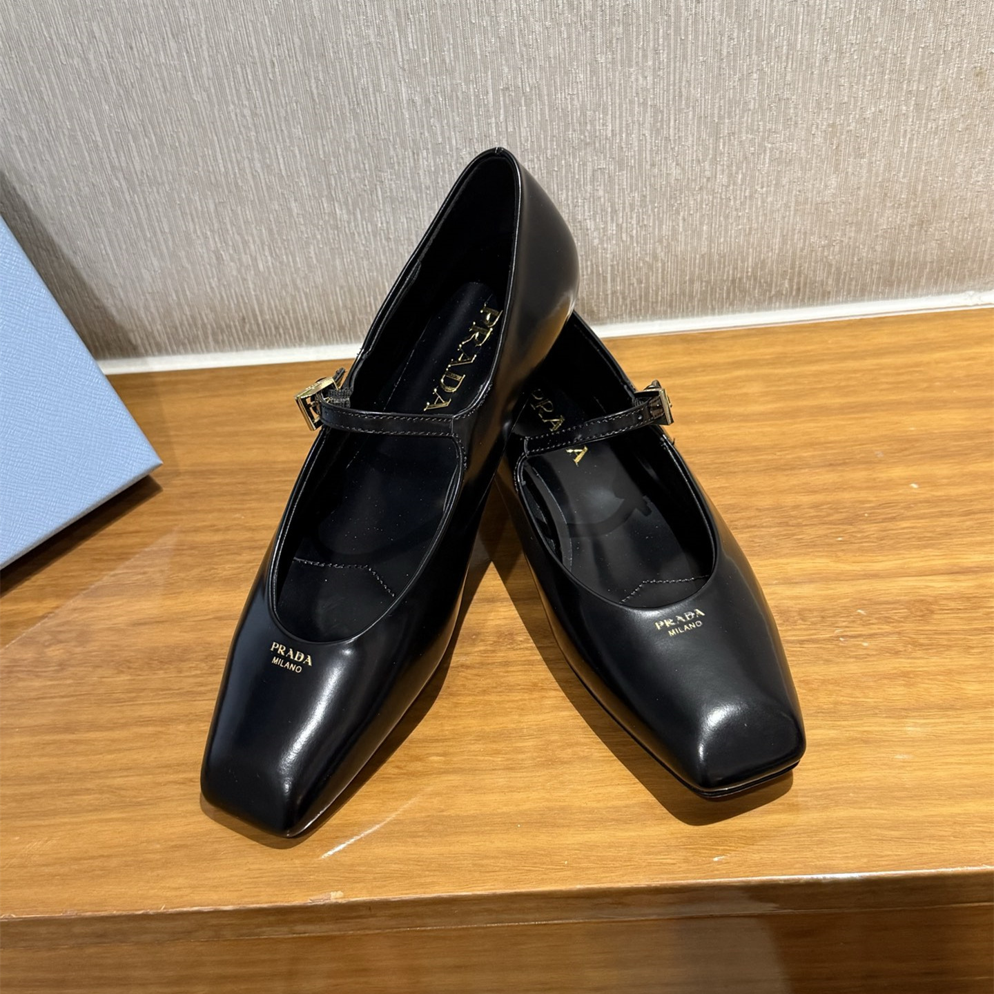 高仿Prada*1F826N方頭皮質塔扣平跟單鞋黑色免檢版