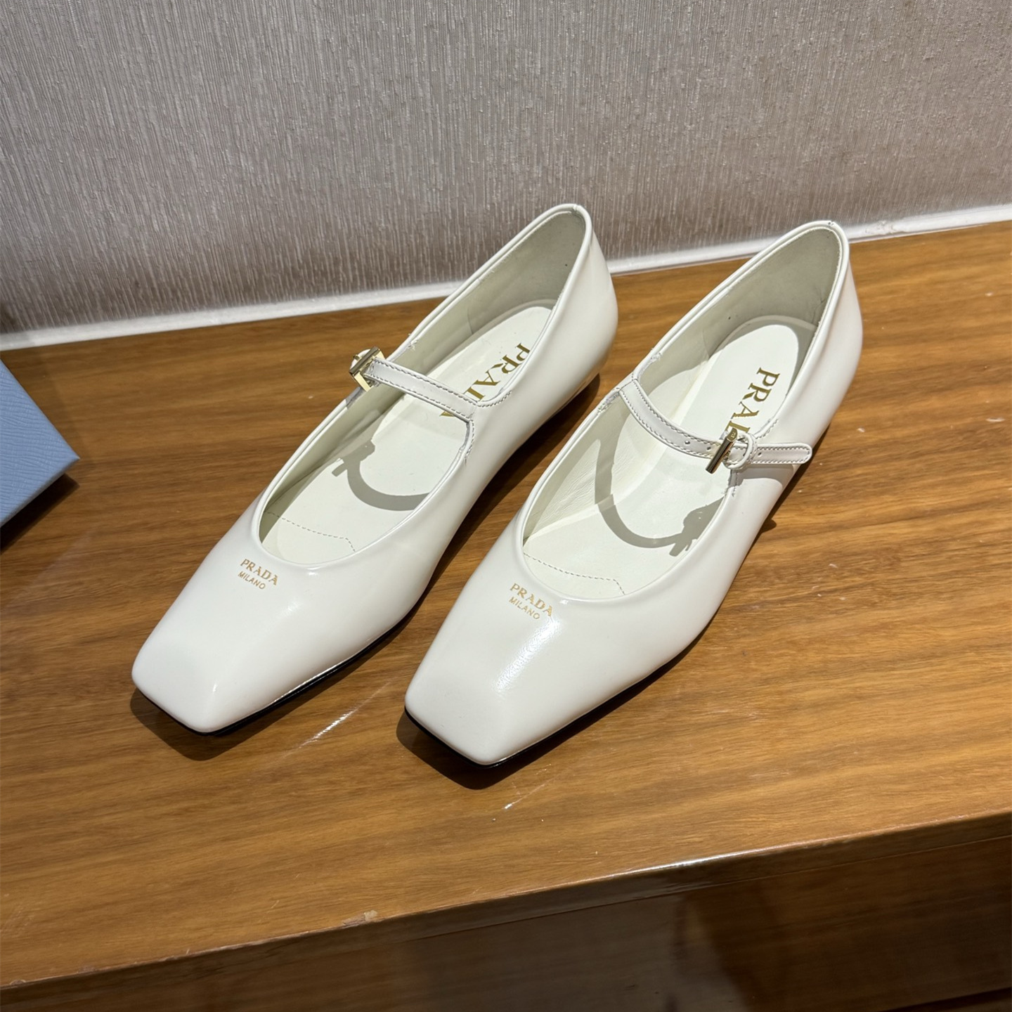 高仿Prada*1F826M方頭皮質塔扣平跟單鞋白色免檢版