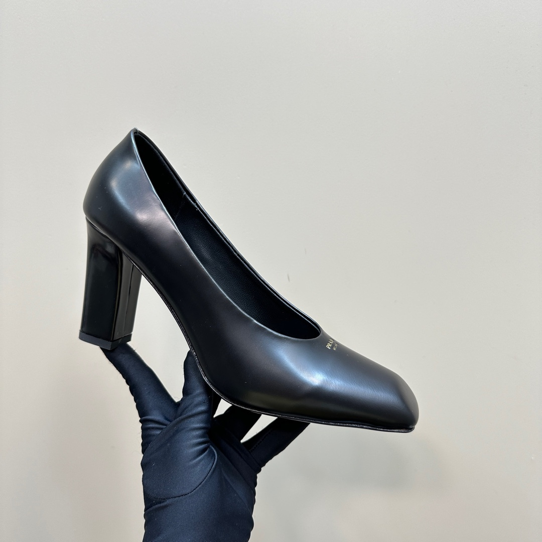 高仿Prada*1I837A方頭粗跟高踭鞋8.5CM小牛皮黑色免檢版