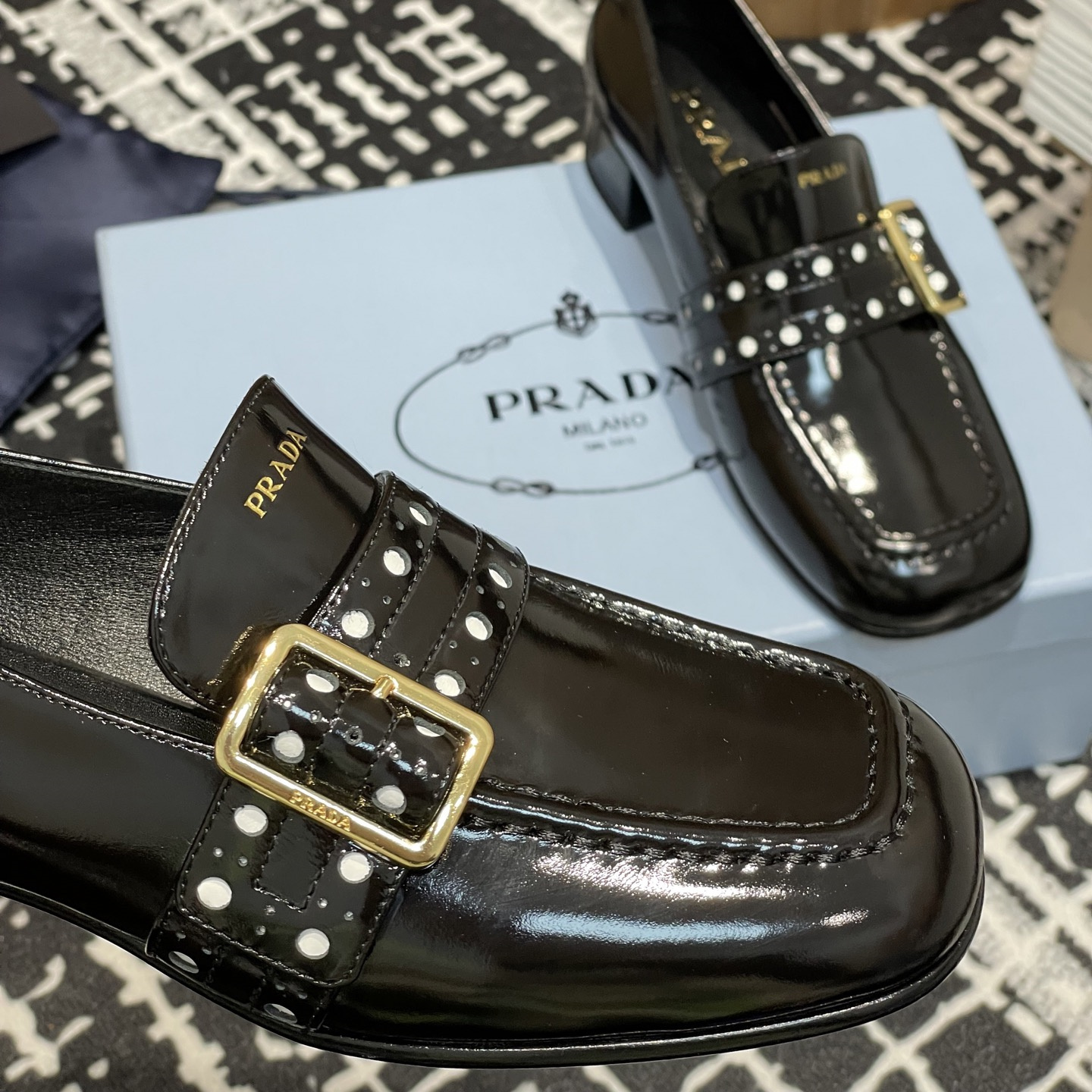 高仿Prada*1D831M方頭套腳樂福鞋3.5CM漆皮黑色免檢版