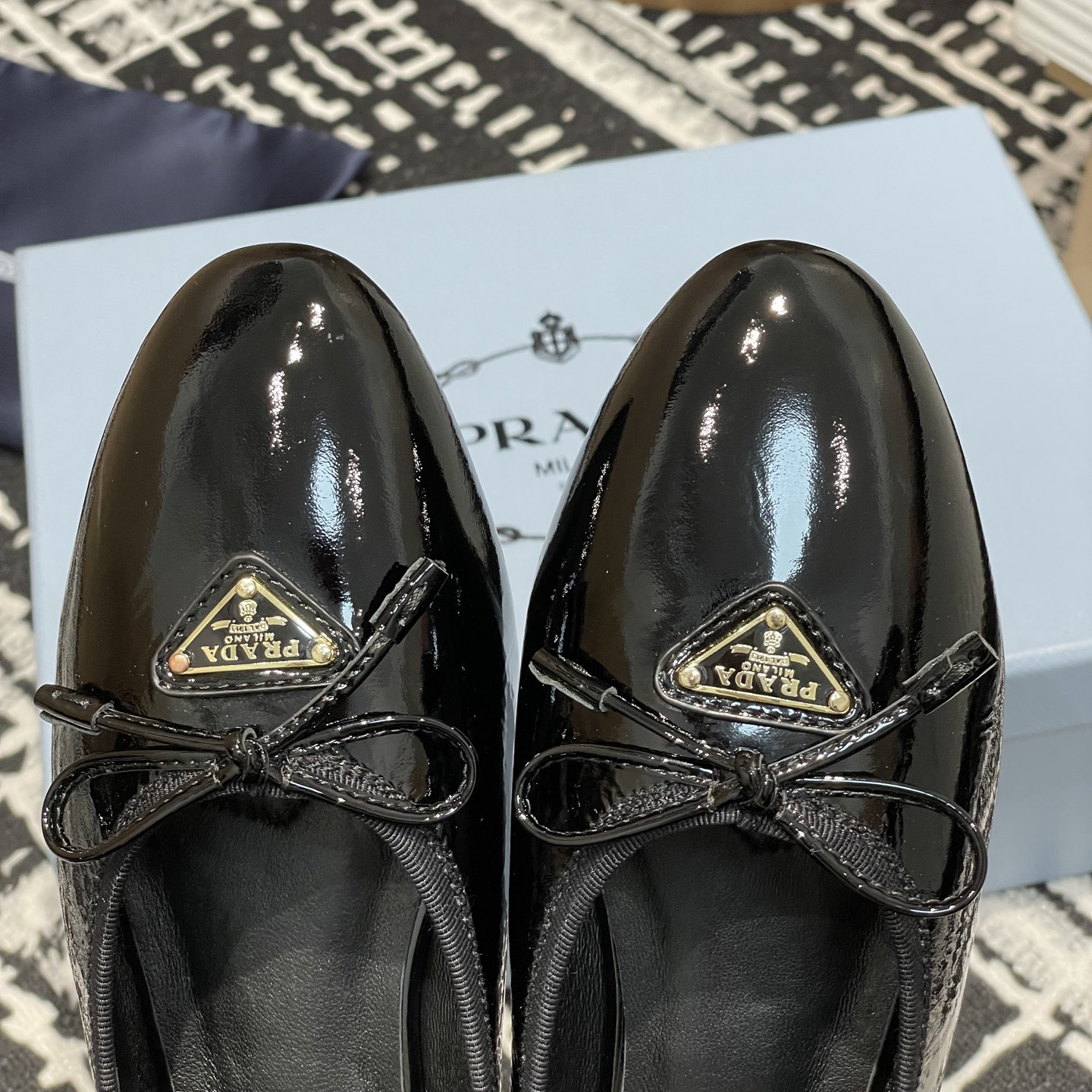 高仿Prada*Patent系列1F798M蝴蝶結圓頭單鞋漆皮黑色免檢版