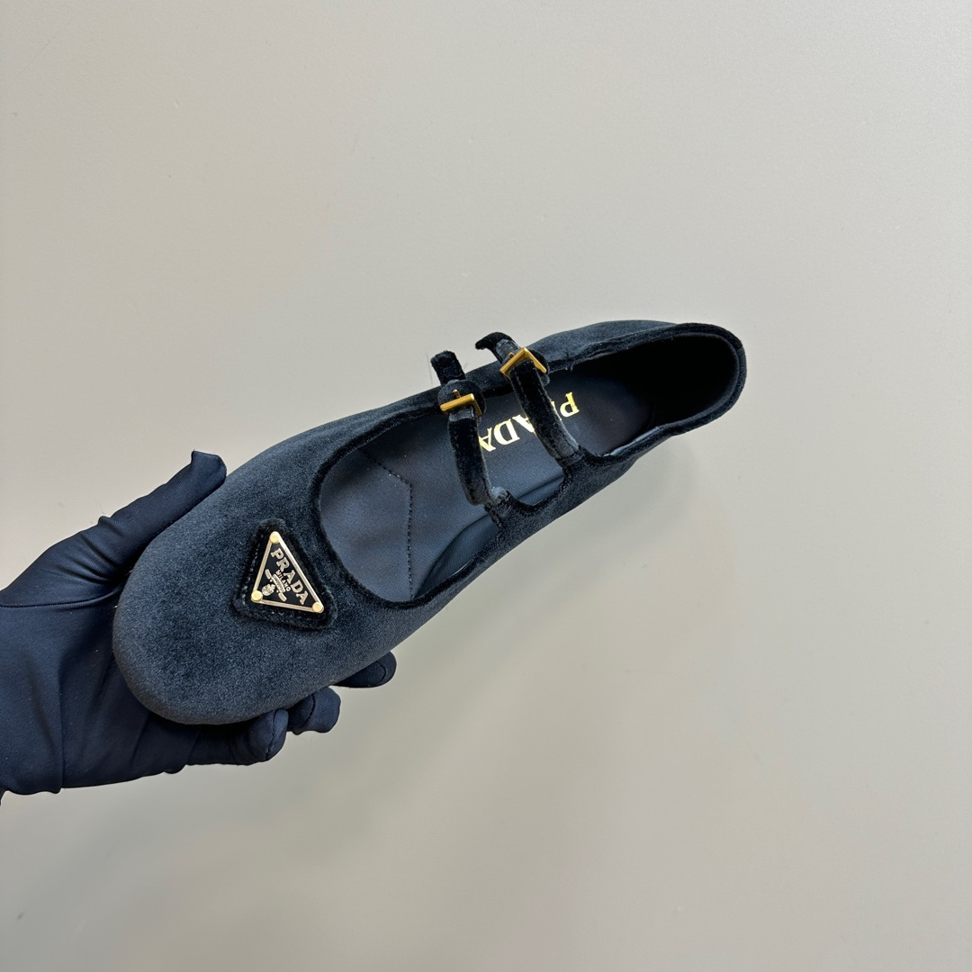 高仿Prada*1F793N圓頭塔扣瑪麗珍鞋絨面黑色免檢版
