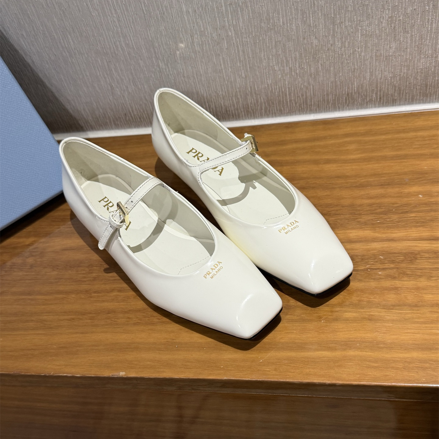 高仿Prada*1F826M方頭皮質塔扣平跟單鞋白色免檢版