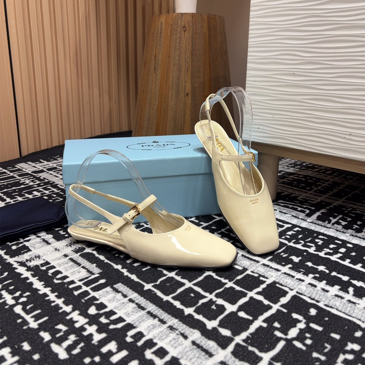 高仿Prada*1F828B方頭皮質塔扣休閒涼鞋漆皮米黃免檢版