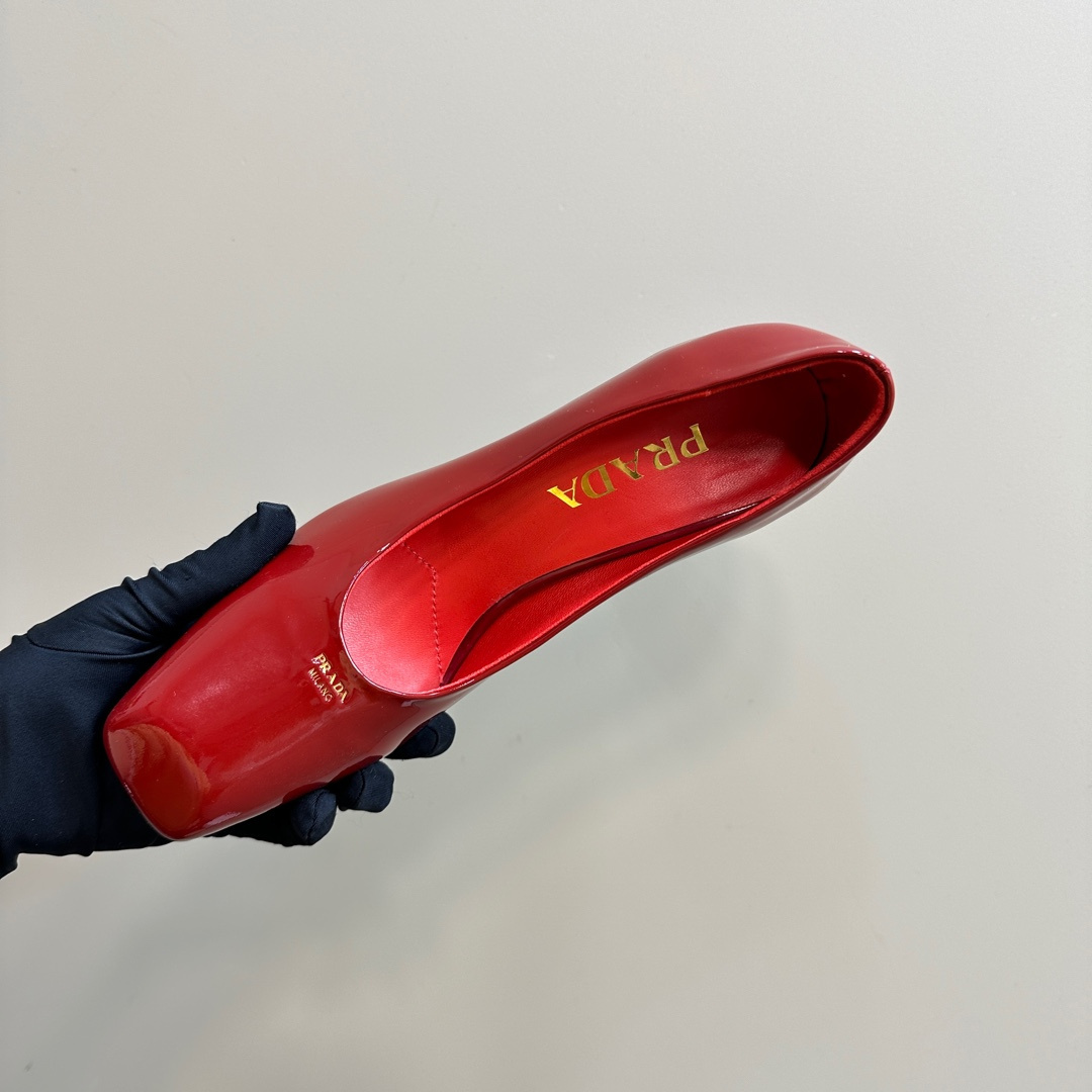 高仿Prada*1I837B方頭粗跟高踭鞋8.5CM漆皮紅色免檢版