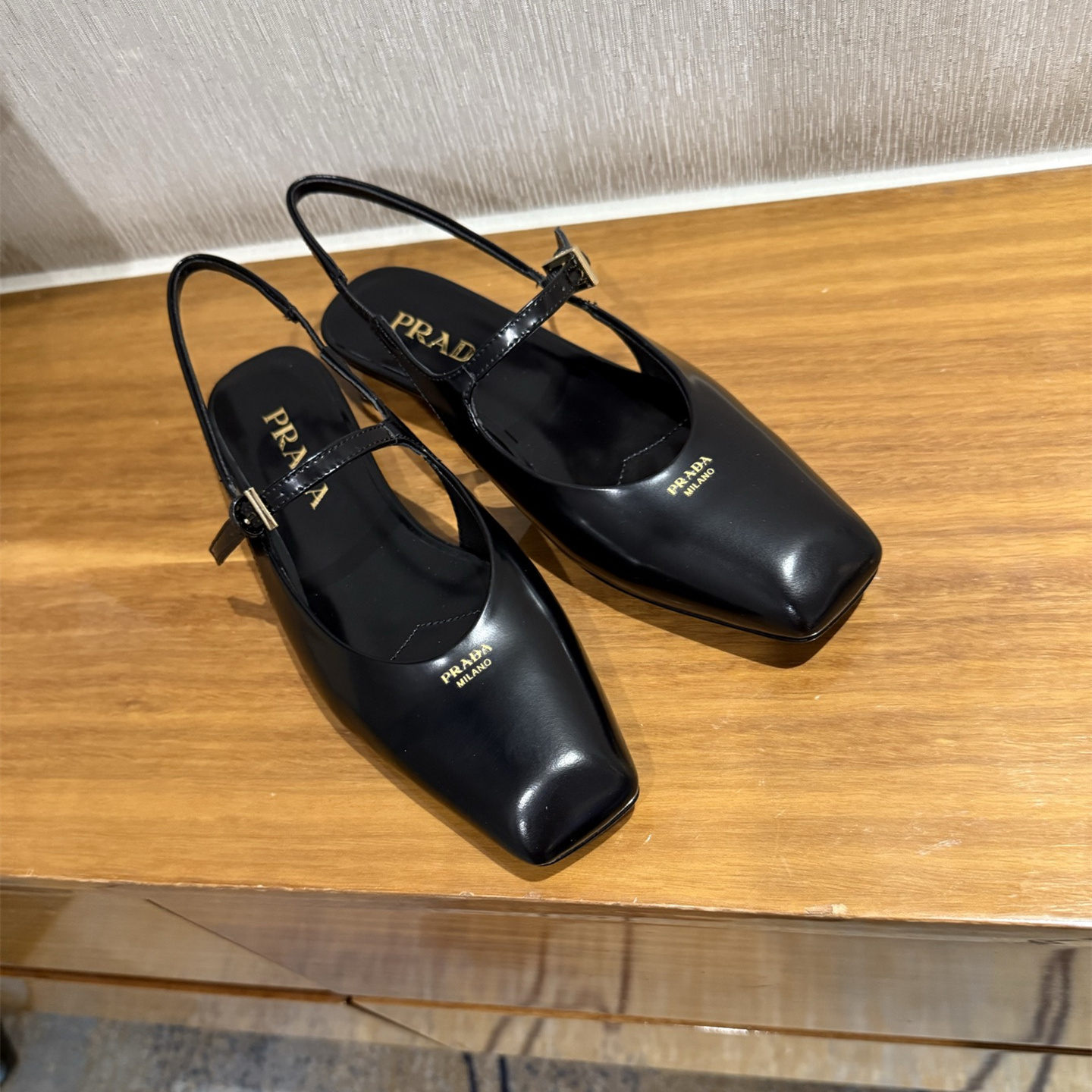 高仿Prada*1F828N方頭皮質塔扣休閒涼鞋黑色免檢版