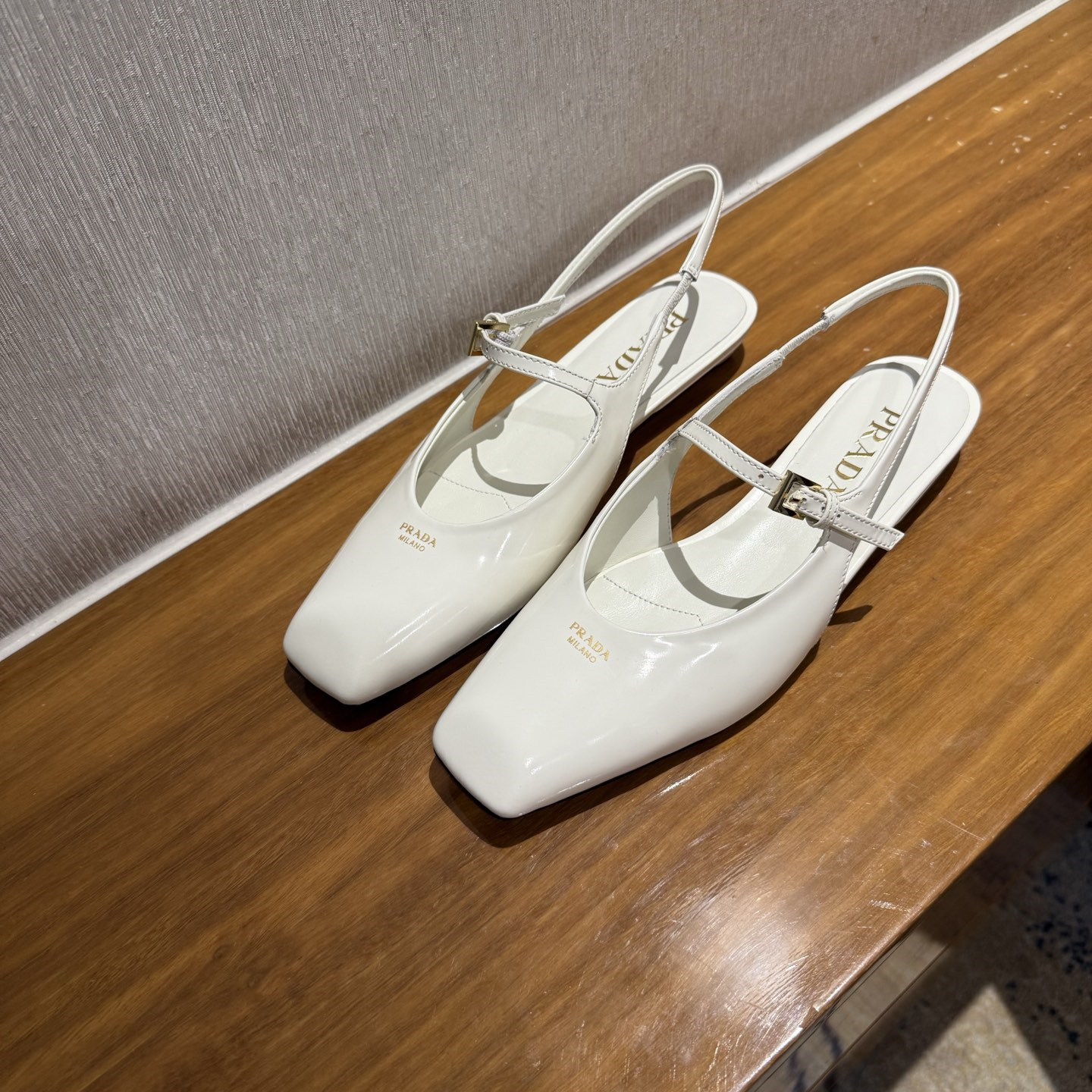 高仿Prada*1F828M方頭皮質塔扣休閒涼鞋白色免檢版