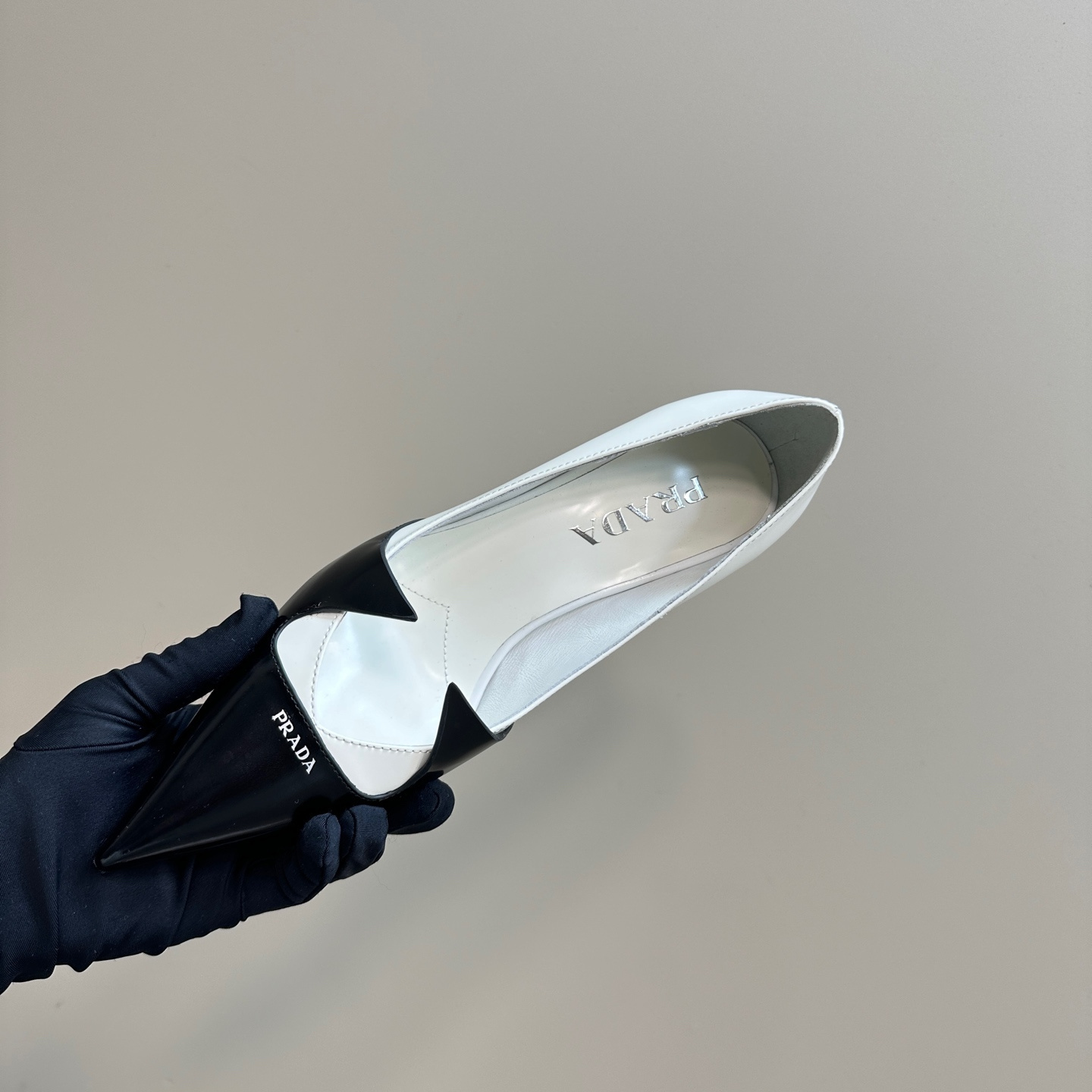 高仿Prada*1I976E尖頭走秀款高踭鞋5.5CM黑白色免檢版