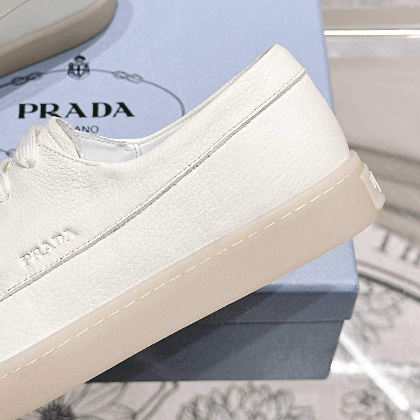 高仿Prada*2EE397B男女同款復古商務鞋白色免檢版
