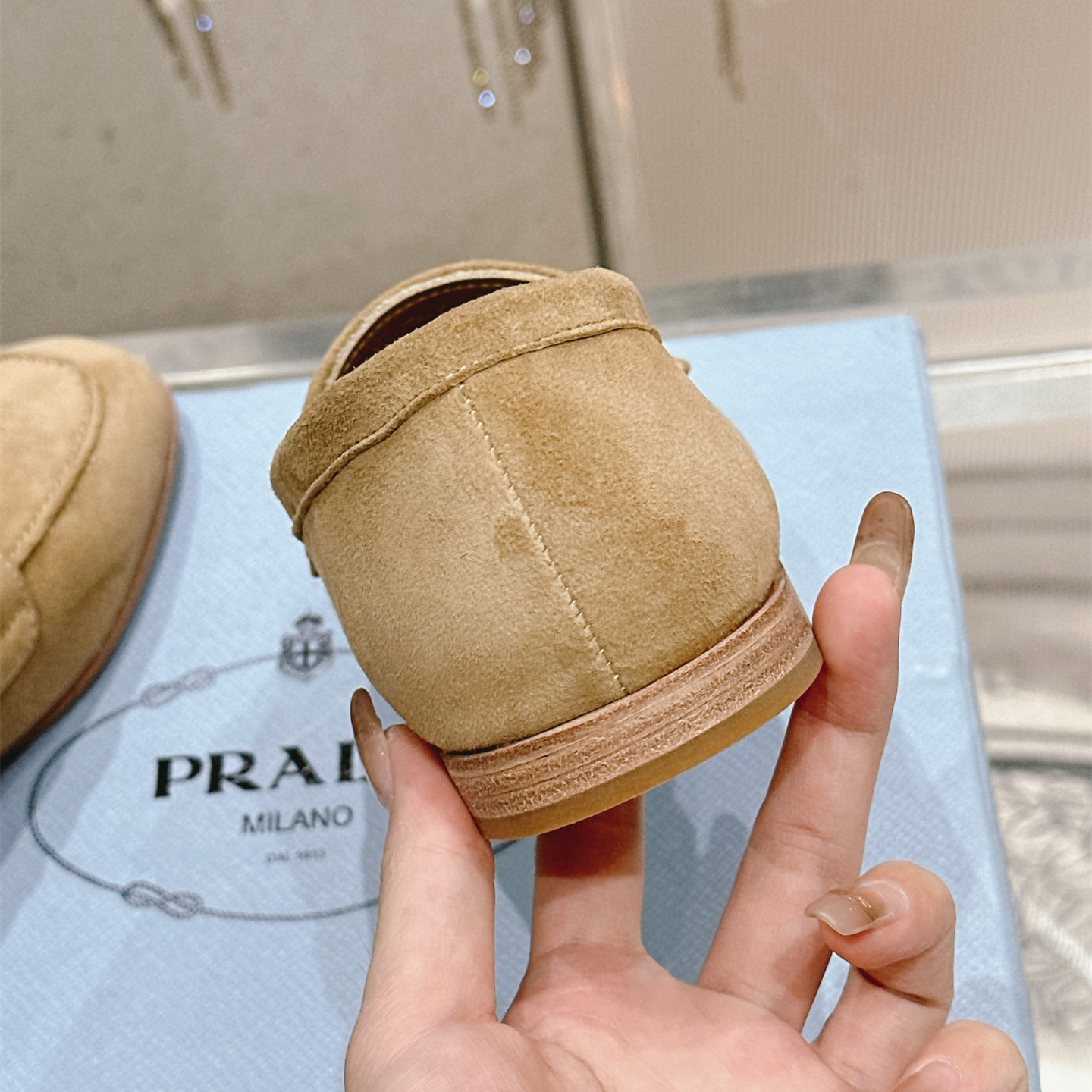 高仿Prada*1D468C薄款女士商務鞋小牛皮沙色免檢版