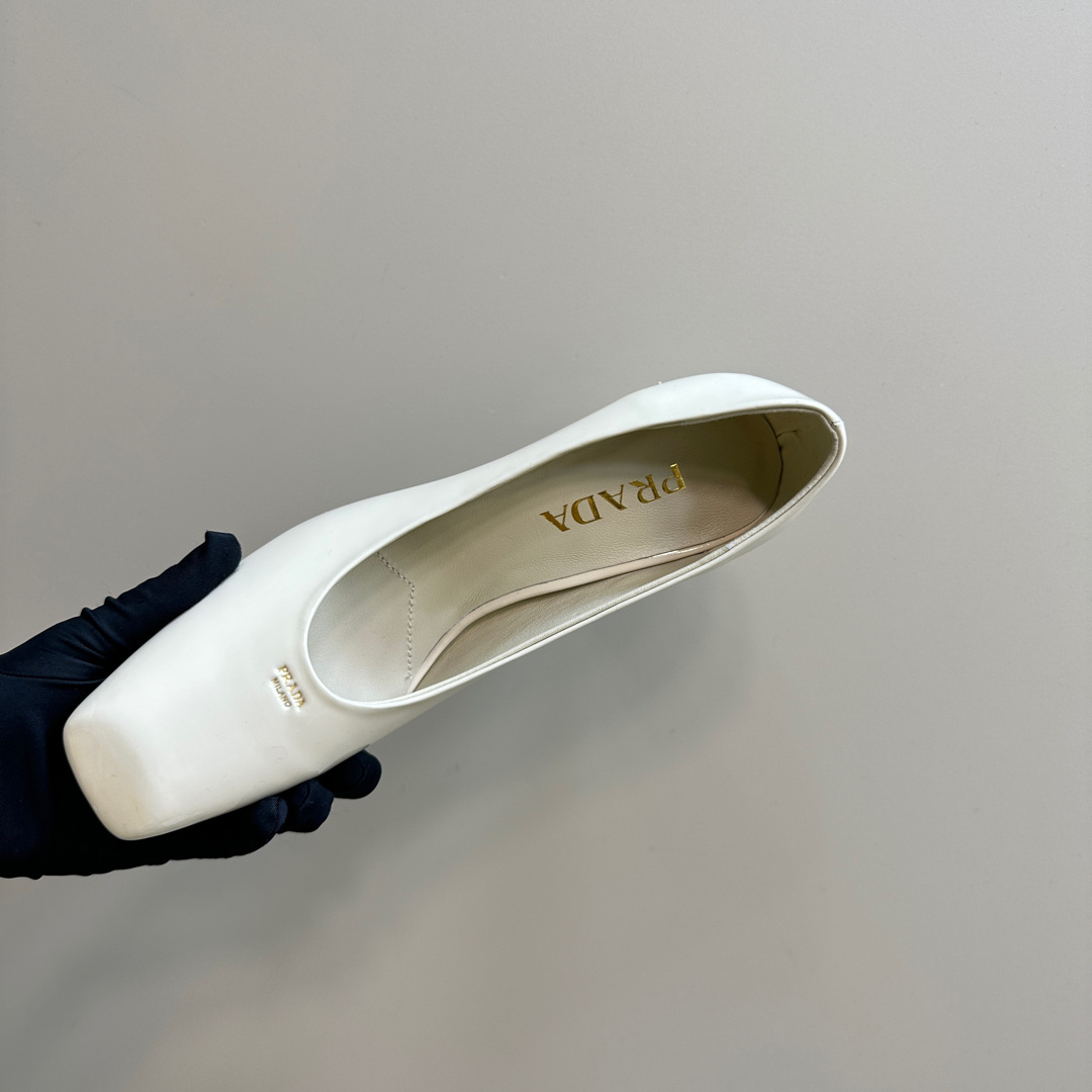 高仿Prada*1I837M方頭粗跟高踭鞋8.5CM漆皮白色免檢版