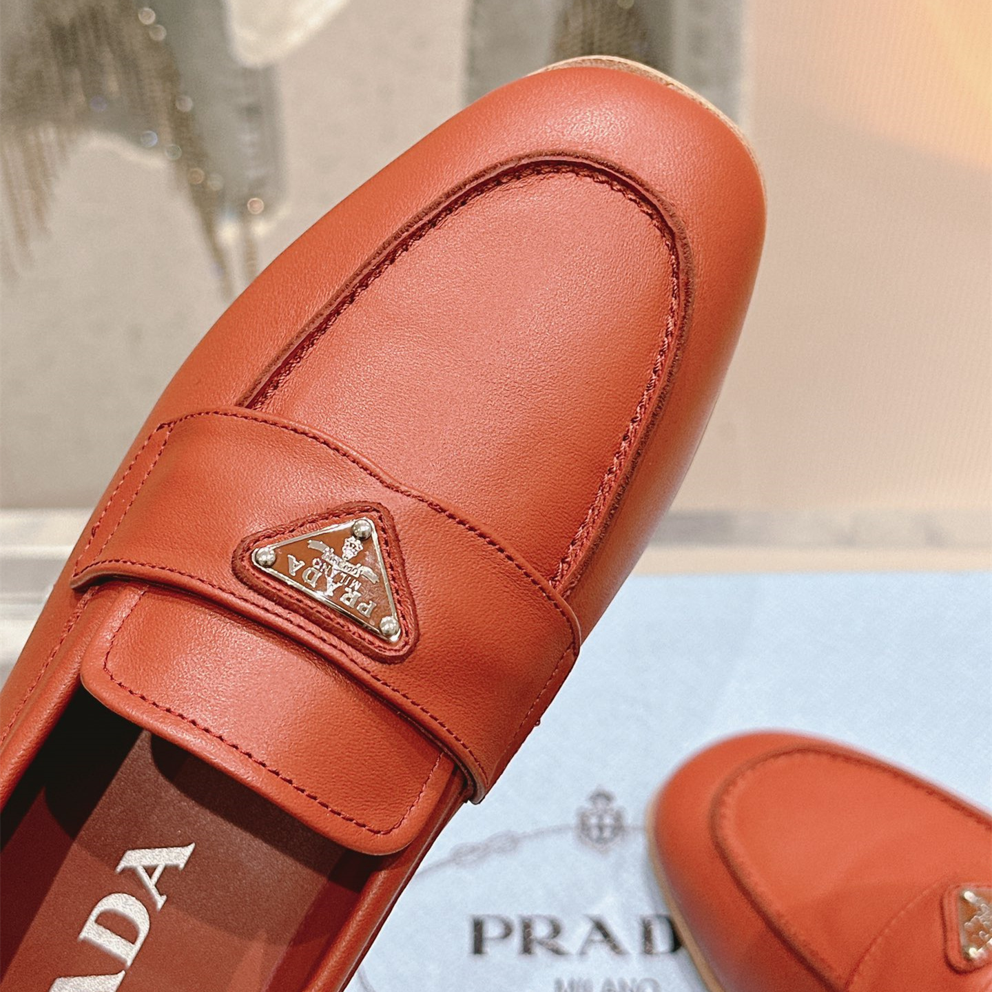 高仿Prada*1D468M薄款女士商務鞋小牛皮棕紅色免檢版