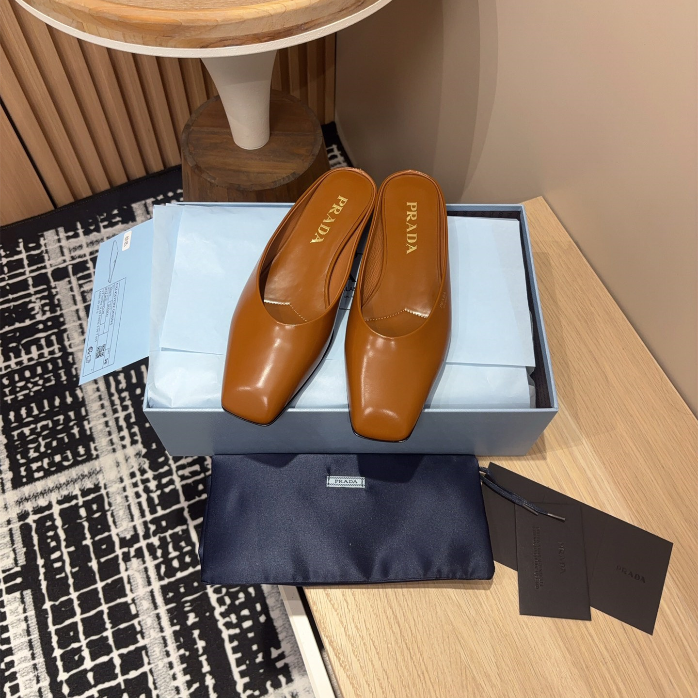 高仿Prada*1S825B方頭皮質休閒拖鞋棕色免檢版