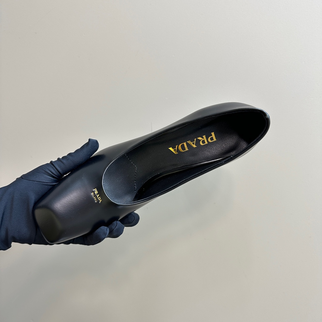 高仿Prada*1I837A方頭粗跟高踭鞋8.5CM小牛皮黑色免檢版