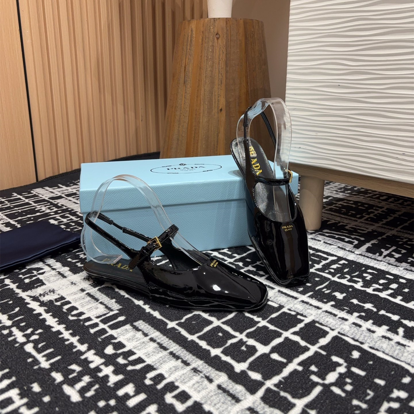 高仿Prada*1F828A方頭皮質塔扣休閒涼鞋漆皮黑色免檢版