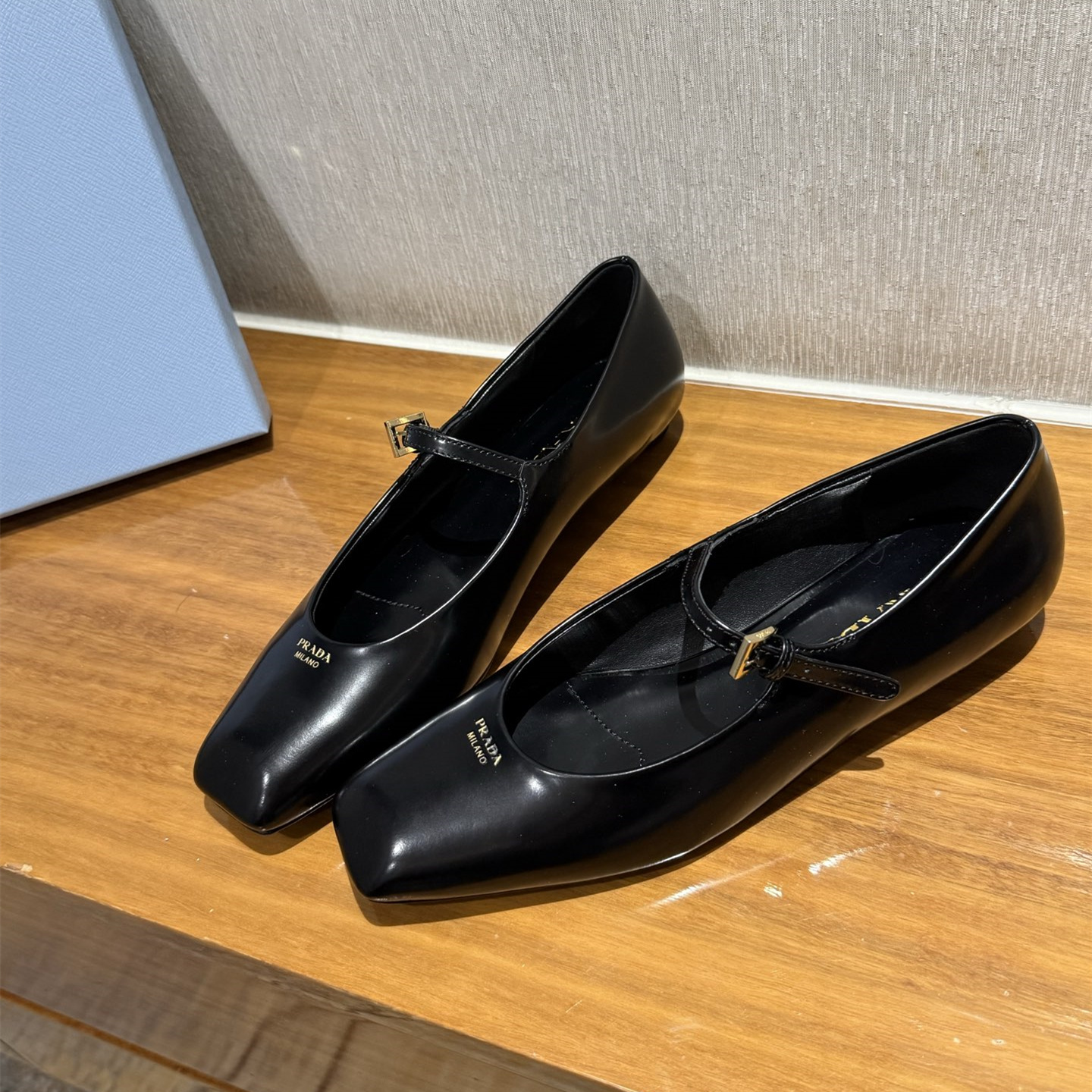 高仿Prada*1F826N方頭皮質塔扣平跟單鞋黑色免檢版