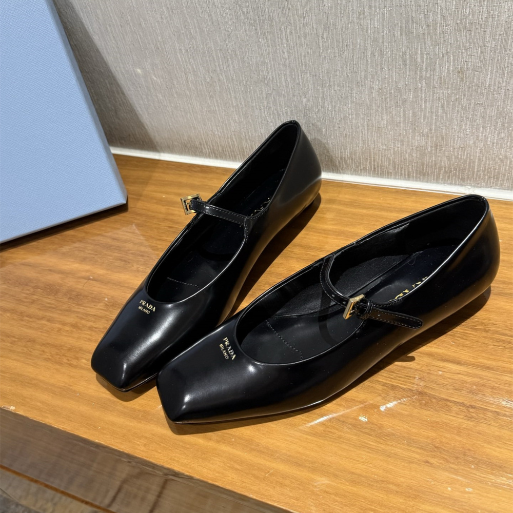 高仿Prada*1F826N方頭皮質塔扣平跟單鞋黑色免檢版