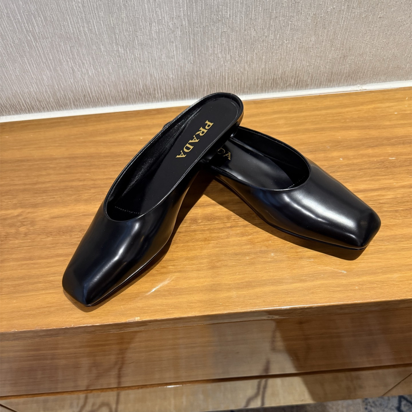 高仿Prada*1S825N方頭皮質休閒拖鞋黑色免檢版