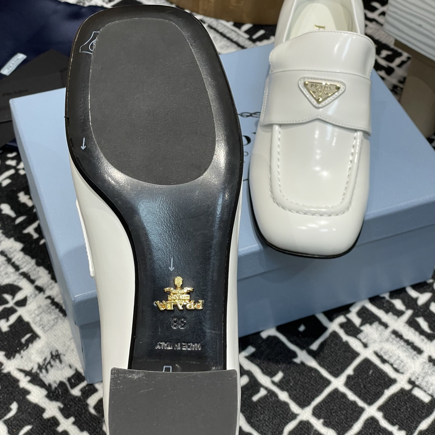 高仿Prada*1D831N方頭套腳樂福鞋3.5CM漆皮白色免檢版