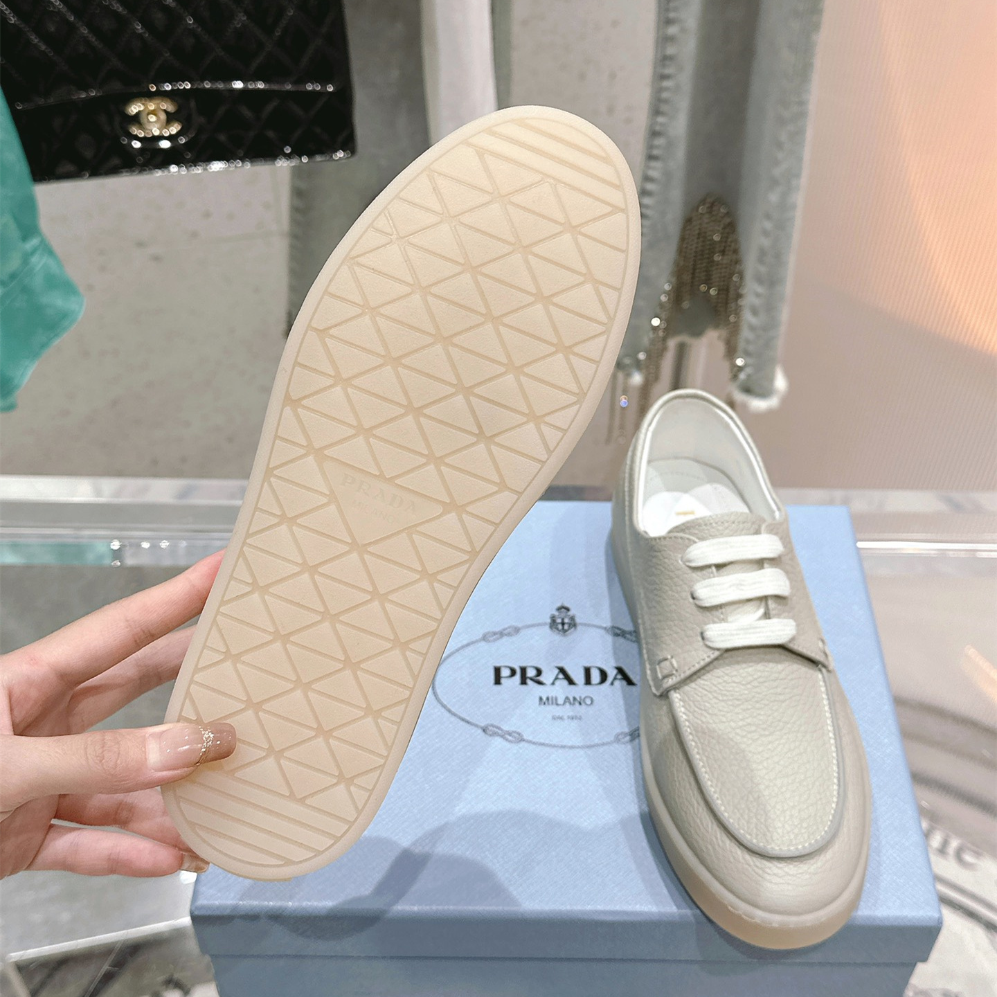 高仿Prada*2EE397C男女同款復古商務鞋灰色免檢版