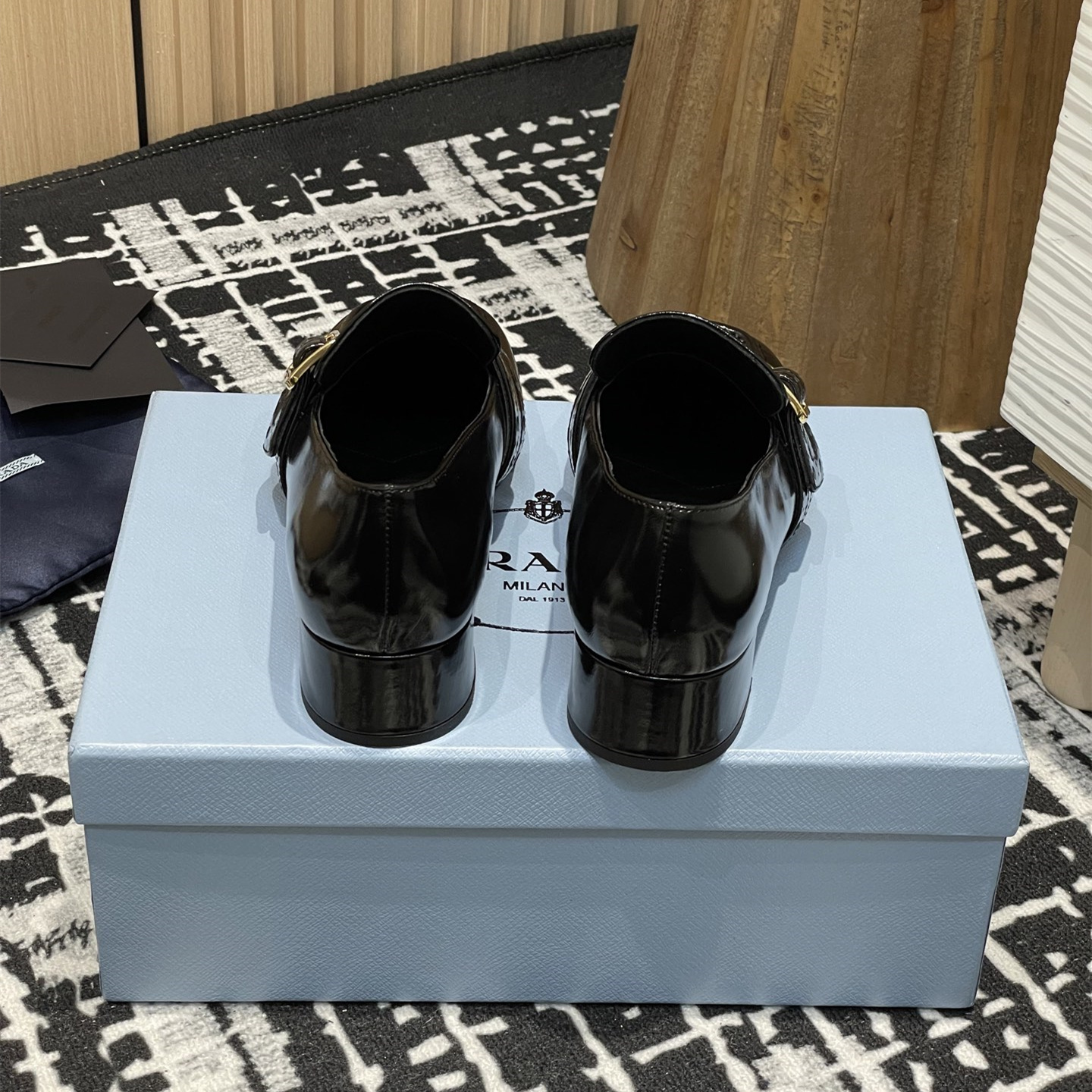 高仿Prada*1D831M方頭套腳樂福鞋3.5CM漆皮黑色免檢版