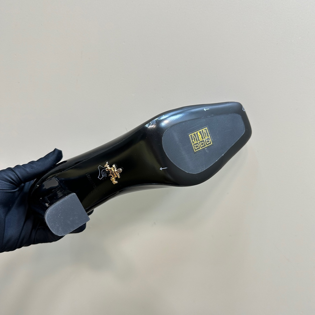 高仿Prada*1I837N方頭粗跟高踭鞋8.5CM漆皮黑色免檢版